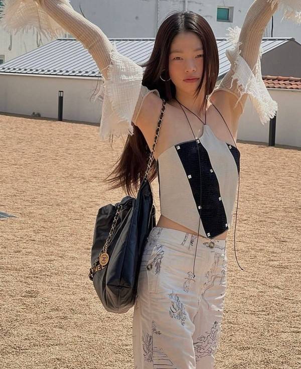 Chanel ss22 Logo CC shopping tote / Chanel 22 handbag มาแรงที่สุดในตอนนี้ก็คือรุ่นนี้เลย ใช้งานง่ายรุ่นนี้สามารถใช้ได้ทั้งผู้หญิงและผู้ชายน้า เกินต้านที่สุดกับไอเท็มนี้ ที่สาวๆหรือใครๆก็ต้องมีแล้ว!! แค่เห็นก็หลงรัก กระเป๋าทรงสวย