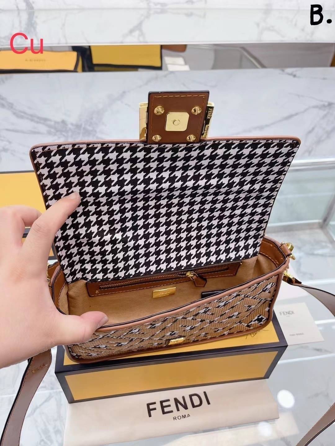 FENDI Baguette Brown houndstooth wool bag with FF embroidery / fendi baguette fabric bag กระเป๋าสะพายเฟนดิ งานจริงสวยมาก พร้อมสายสะพาย 2 เส้น ถอดได้ งานปั้มทุกจุด วัสดุคุณภาพดี แนะนำ ไม่ผิดหวัง มีจำนวนจำกัดนะคะ ภาพถ่ายจากงานขายจริง ใช้งานต่างประเทศได้