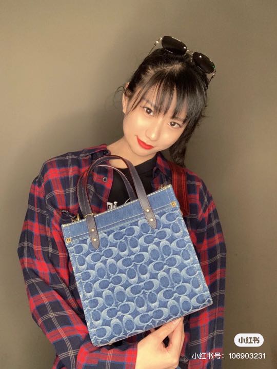 COACH CA580 FIELD TOTE 22 IN SIGNATURE DENIM คอลเลคชั่นสุดคลาสสิค ดีไซน์สวยหรูดูแพงในไอเท็มเดียว กระเป๋าทรงโท้ท ไซส์กำลังสวย น่าใช้ ชิคๆคูลๆมาก ฟังก์ชั่นการใช้งานสะดวกที่สุด มีทั้งสายคล้องแขนในตัว และสายครอสบอดี้แบบสปอร์ตเส้นใหญ่ วัสดุผ้าเดนิมตกแต่งลวดลาย