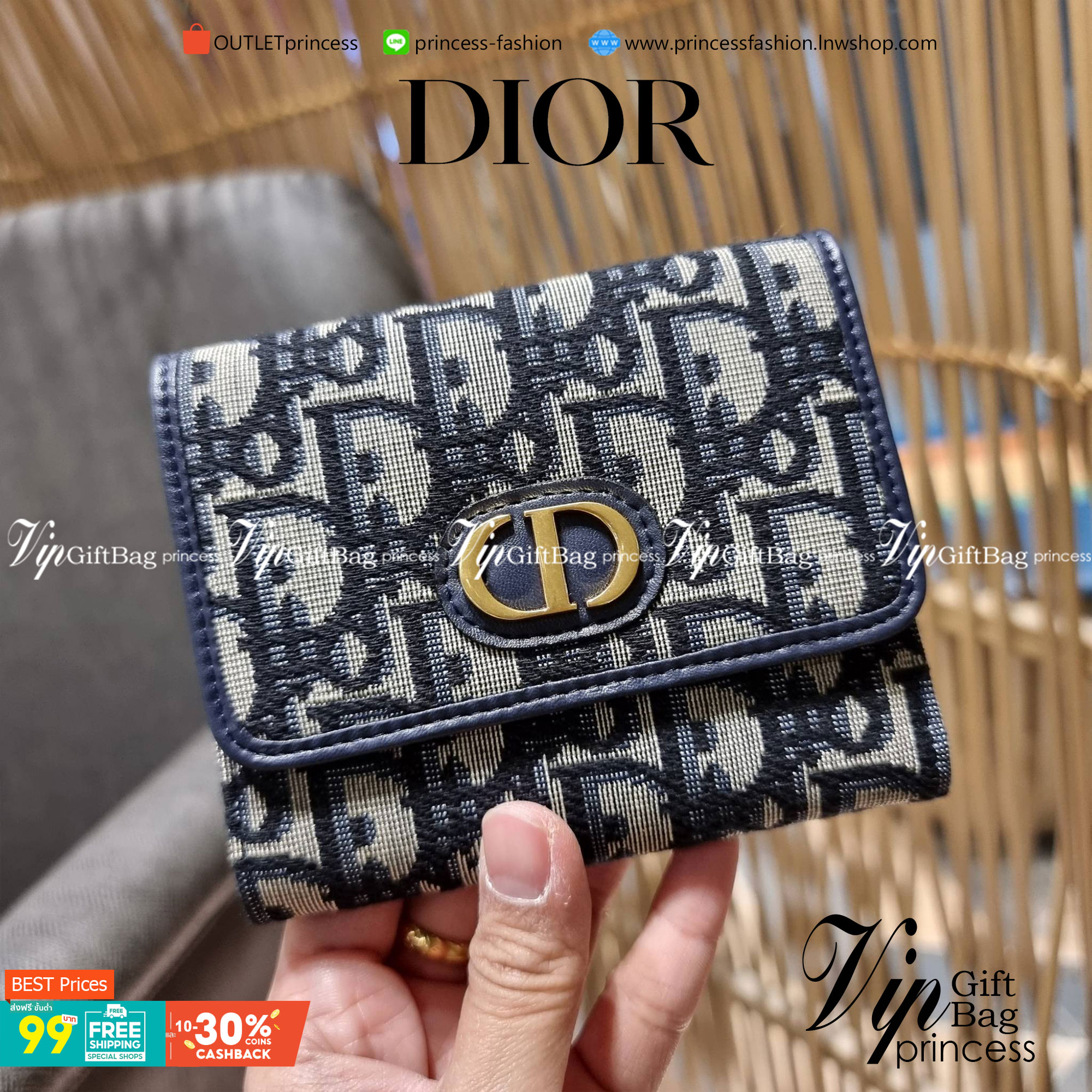 VIP 】CD MULTI WALLET WITH GWP กระเป๋าสตางค์ขนาดเหมาะมือ กำลังสวย พรีเมี่ยมกิ๊ฟจากเคาน์เตอร์ ดีไซน์แบบพับ ใช้งานง่าย พร้อมช่องซิปในตัว วัสดุผ้าแคนวาสปักลาย สลับหนังแท้ภายใน ภายในมีช่องใส่บัตร ใส่ธนบัตรได้ สะดวกใช้มากๆ มาพร้อม box set ในราคาที่ถูก พร้อมส่งต