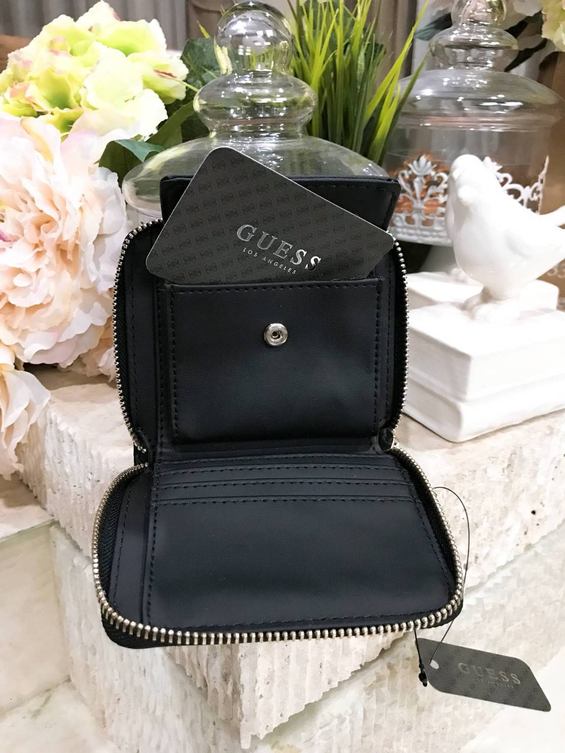 GUESS FACTORY WOMEN'S SHORT WALLET กระเป๋าสตางค์สั้นรุ่นใหม่ล่าสุดไอเท็มแนะนำวัสดุหนังปั้มโลโก้รอบใบสวยอยู่ทรงด้านหน้าประดับโลโก้แบรนด์ ภายในมีช่องใส่ธนบัตรใส่เเบงก์พันได้ มีช่องใส่เหรียญ ช่องใส่บัตรหลายช่อง ตัวจริงสวยน่าใช้ ภาพถ่ายจากสินค้าจริงมาพร้