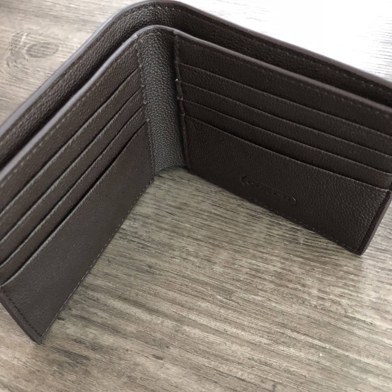 COACH Compact ID Wallet in Sport Calf Leather กระเป๋าสตางค์ใบสั้น ภายในมีช่องใส่บัตร, ธนบัตร มาพร้อมกระเป๋าใส่บัตรใบเล็กอีก 1 ใบ จะมอบเป็นของขวัญหรือใช้เองก็แนะนำค่ะ