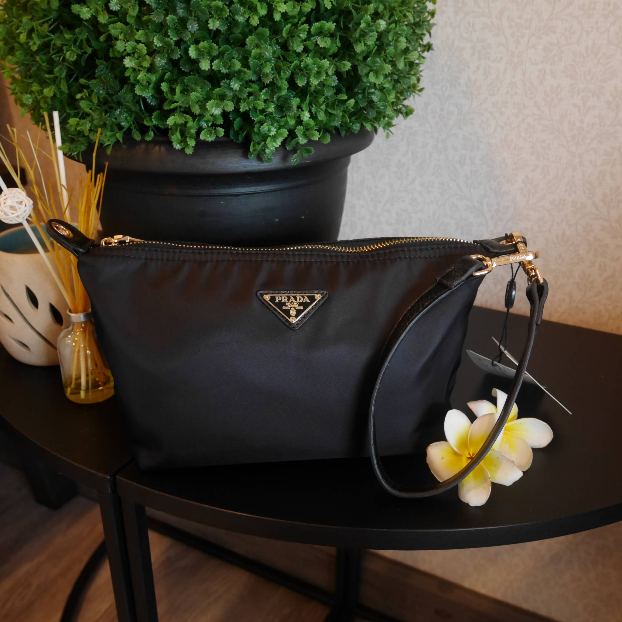 รุ่นขายดีติดอันดับTOP3 ! กระเป๋าสวยๆ งานพรีเมี่ยมกิ้ฟ จากเคาเตอร์ต่างประเทศ จากแบรนด์ PRADA เป็นกระเป๋า เครื่องสำอางค์ แต่มีสายสะพายยาวให้ 2 สาย เป็นแบบคล้องแขน และสะพายข้างลำตัว ใช้เป็น shoulder bag ได้เลยค่า หรือ ถือลำลองสวยๆ ก้อเลิศค่ะ คุ้มมากค่ะ ภายใน