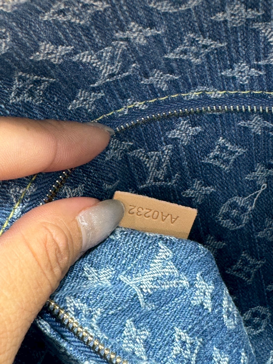 ORI หนังแท้ | LV x TM Cosmetic Pouch GM Monogram cherry denim กระเป๋าทรงพอช กระเป๋าเครื่องสำอางสไตล์โมโนแกรมเดนิม ตกแต่งด้วยงานปักเชอร์รี่สุดน่ารัก