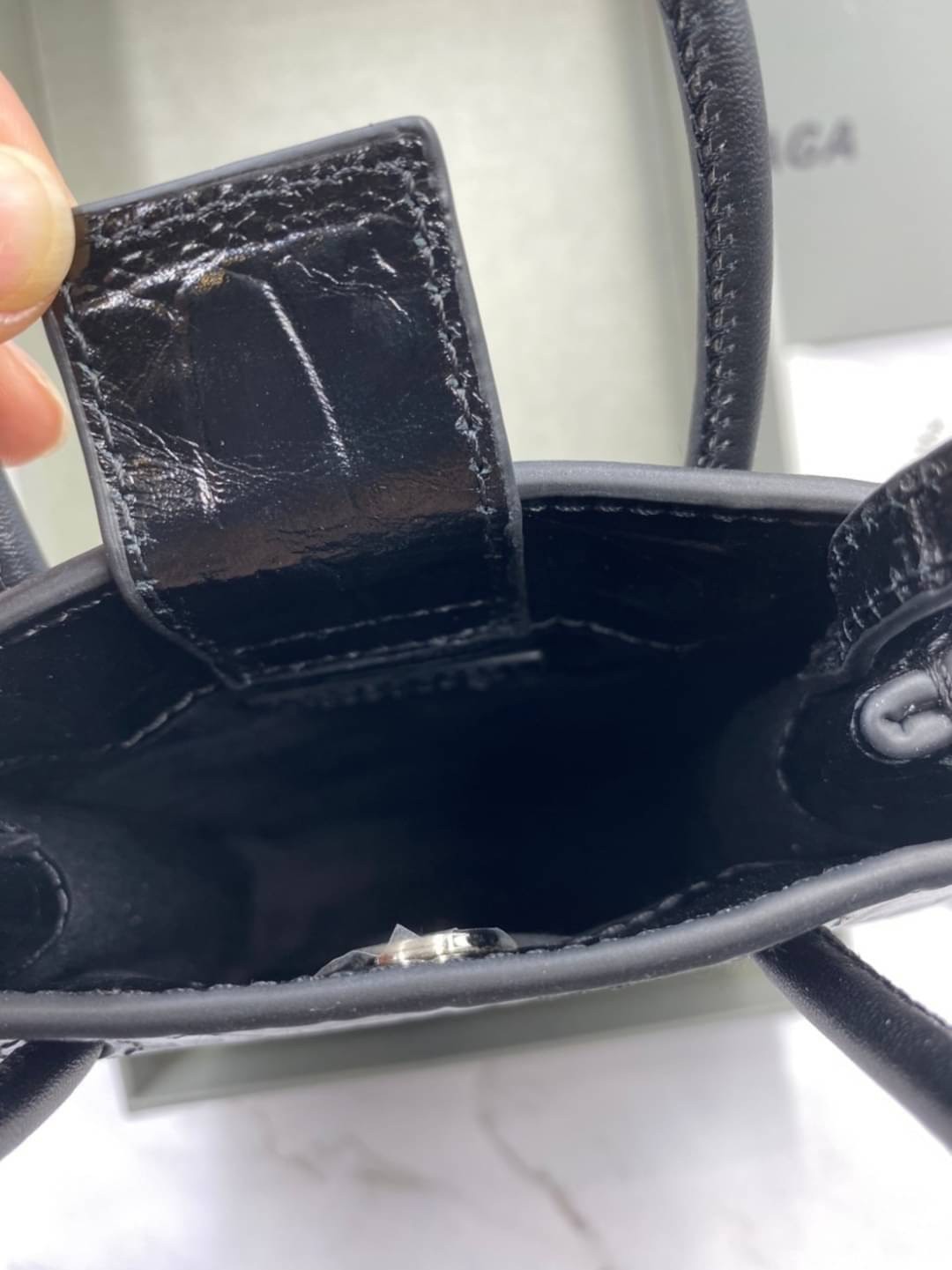 หนังแท้ BALENCIAGA Shopping Phone Pouch leather tote พกกระเป๋าช้อปปิ้งขนาดมินิ ไปทุกที่ในฤดูกาลนี้ ดีไซน์ที่ใช้ได้ทุกวันตั้งแต่หนังแบบมีเท็กซ์เจอร์ ภาพสินค้าถ่ายจากงานขายจริง ใช้งานต่างประเทศได้