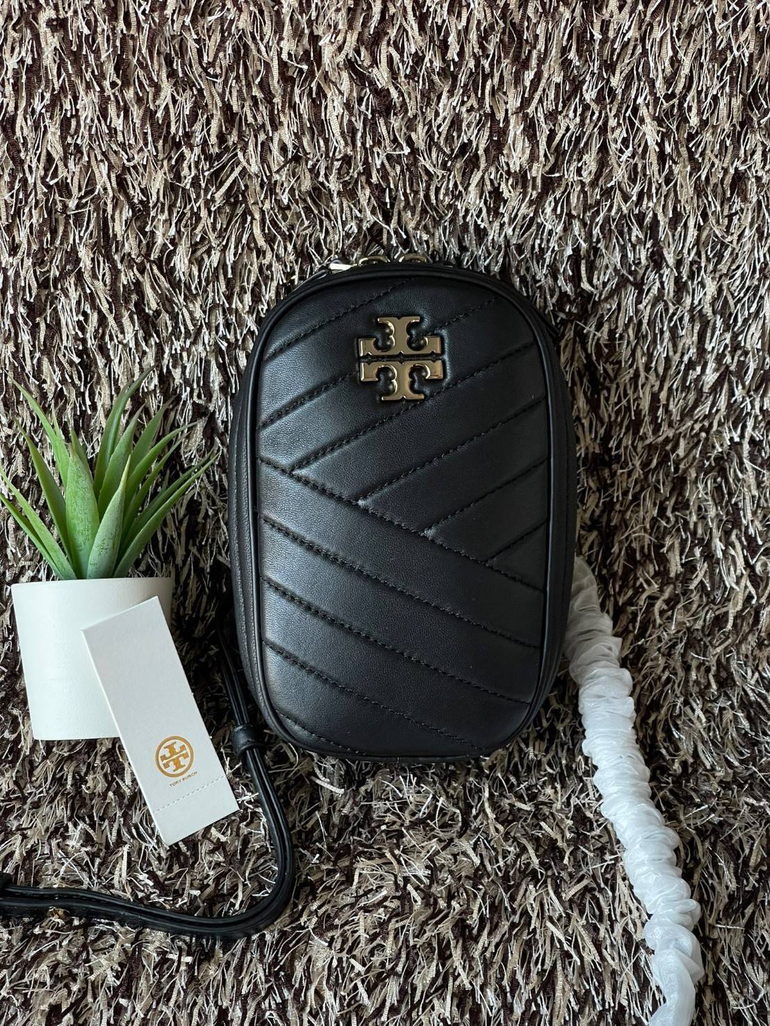 Tory burch kira chevron n/s crossbody bag กระเป๋าสำหรับใส่มือถือหรือของจุกจิกต่างๆ ได้กลายมาเป็นแฟชั่นสุดร้อนแรงแห่งปี คอลเลคชั่นนี้ออกมาเพื่อเอาใจสาวๆโดยเฉพาะ สีสันสุภาพเพื่อให้แมทช์กับสีสันของเสื้อผ้า ได้ง่าย ภายในยังสามารถแบ่งสันปันส่วนไว้สำหรับใส่บัตร