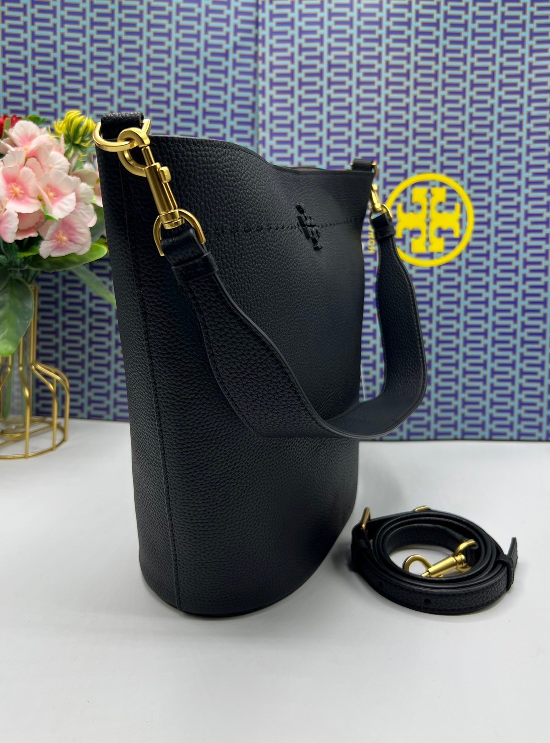 Tory Burch McGraw Bucket bag / Tory Burch Mcgraw Double T Logo Plaque Bucket Bag พร้อมส่ง 4 สี กระเป๋าสะพายหรือถือคล้องแขนทรงถัง จุของได้เยอะใบนี้ตอบโจทย์ได้ดีมาก โทนสีเรียบง่าย แฝงไปด้วยความดูดี สุขุมและเป็นผู้ใหญ่