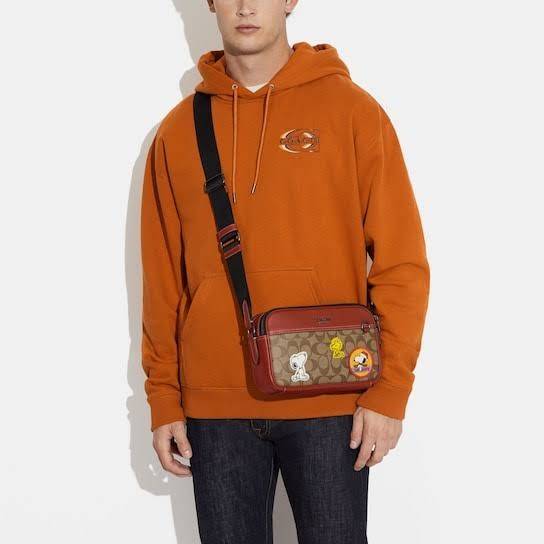 Coach X Peanuts Graham Crossbody In Signature Canvas With Patches CE746 กระเป๋าครอสบอดี้ทรงยอดฮิต กับคอลเลคชั่นใหม่ เฉลิมฉลองเทศกาลคริสต์มาส รุ่นนี้สามารถใช้ยูนิเซ็กส์ สาวๆหนุ่มๆได้หมด น่ารักน่าใช้เกิน!! รูปทรงดีไซน์คลาสสิค สีสันโดดเด่นสดใส ใช้งานสะดวก วั