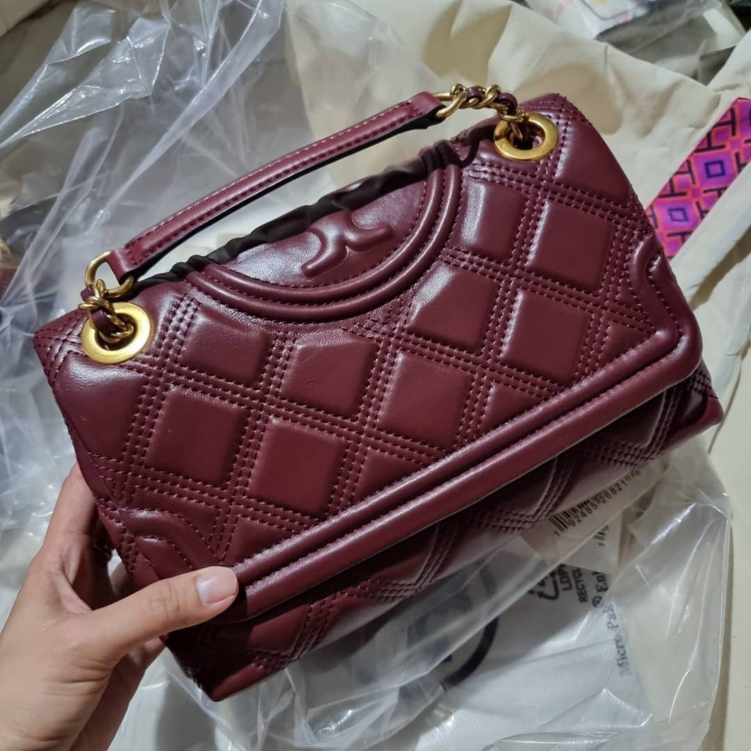 TORY BURCH FLEMING SOFT CONVERTIBLE SHOULDER BAG รุ่นหายากที่สาวๆตามหา มาพร้อมเสิร์ฟความสวยถึงบ้านไปเลยจ้า รอบนี้คัดสีสวยๆมาให้ได้ช้อปกันอย่างจุใจไปเลย กระเป๋าสะพายไหล่ หนังแท้นิ่มเต็มใบ สวยหรูดูแพง เปิด-ปิดด้วยตัวกดล็อคแน่นหนา สายสะพายในตัวปรับใช้ได้ 2 แ