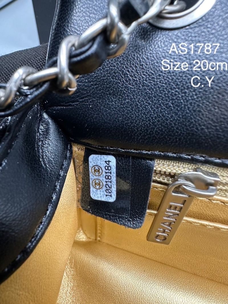 Chanel pearl crush mini flap bag กระเป๋าสะพายทรงคลาสสิก โดดเด่นด้วยอะไหล่ทรงมุกแต่งโลโก้แบรนด์ สวยหรู ดูแพง ผู้ดีมากๆ สะพายออกงานได้สวยๆเลย หรือจะสะพายไปทำงาน ไปเที่ยวก็เหมาะ จะซื้อเป็นของขวัญหรือใช้เอง ก็คุ้มค่าแน่นอนจ้า