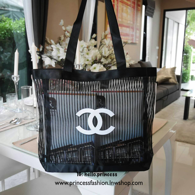 สาวๆ style minimal ห้ามพลาด! Chanel Black Mesh Tote Bag กระเป๋าแบรนด์ชาแนล ของแท้ (ไม่ใช่งานเลียนแบบ) ทำจาก 100% Polyester Mesh ใบขนาดพอดี รุ่นนี้ตัวสายทำจากผ้า ด้านหน้าสกรีนชื่อแบรนด์ น้ำหนักเบา สะพายไหล่ได้ ดีไซน์เก๋ ใส่หนังสือ ใส่แฟ้มเอกสาร ipad ได้สบา