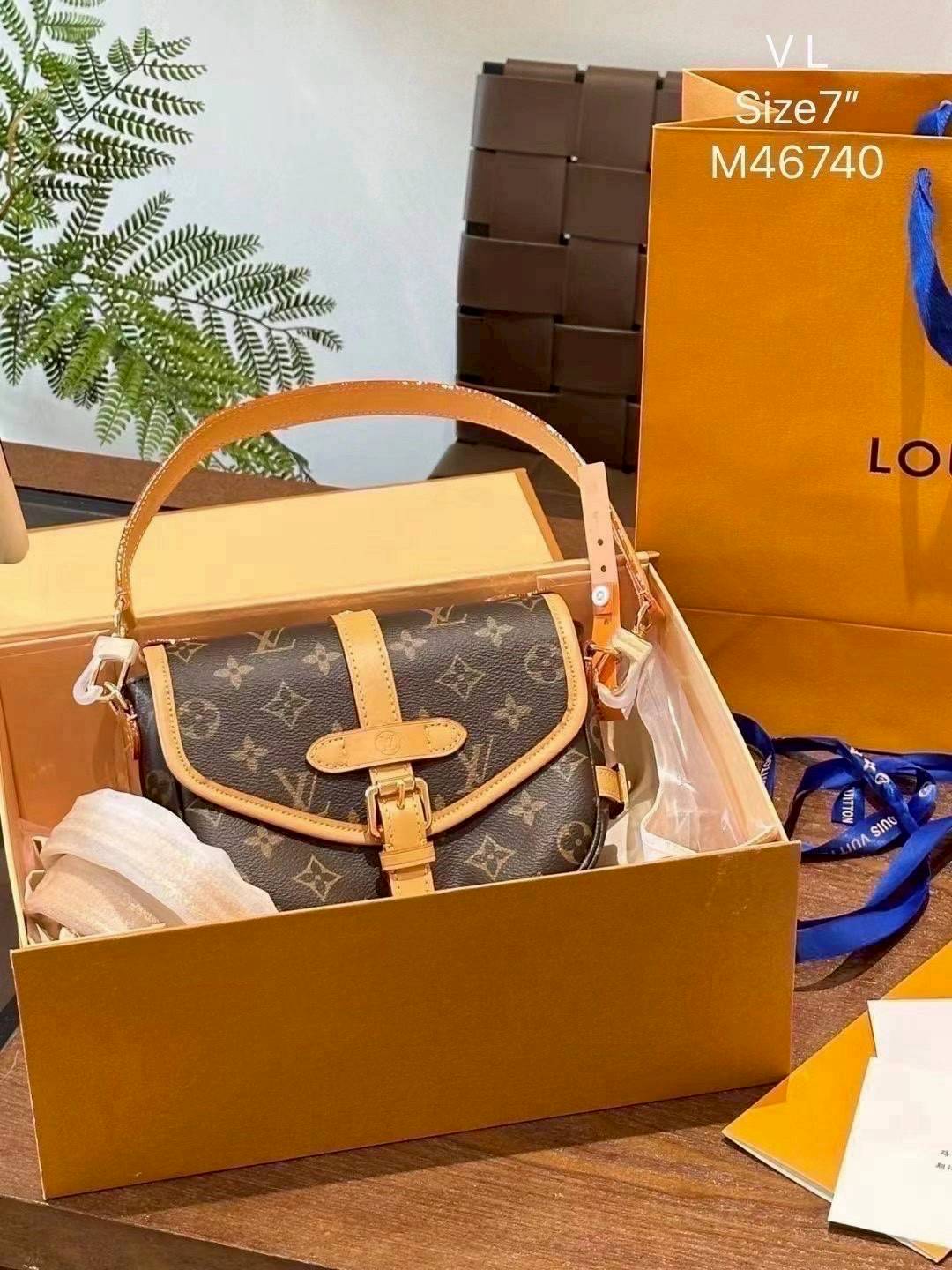 LV Saumur BB Monogram Canvas Bag กระเป๋าดีไซน์คลาสสิคแฝงดีเทลความหรู ร่วมสมัยคงเอกลักษณ์ดั้งเดิม รูปทรงอานม้าและหัวเข็มขัด