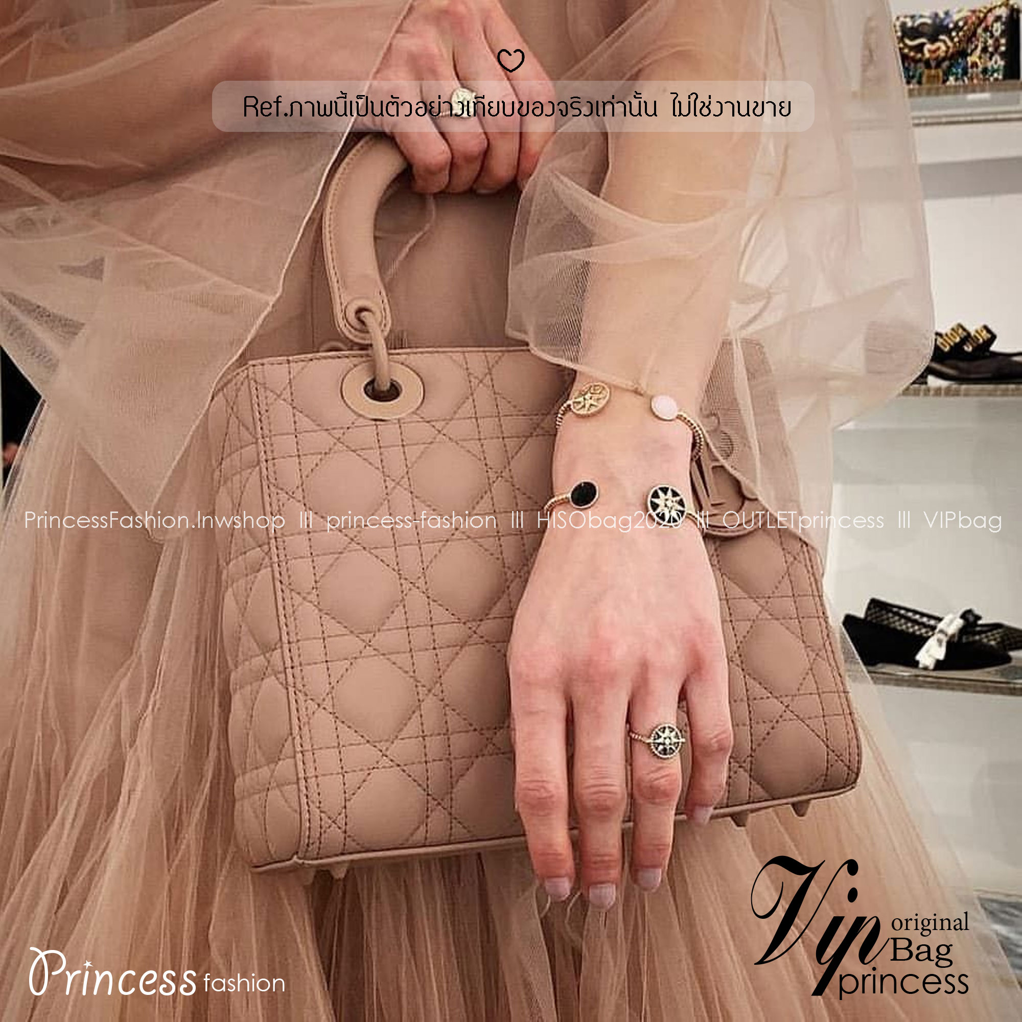 Dior Medium Lady Dior Bag 25cm กระเป๋าสะพายทรงโท้ท ที่สุดของความเรียบหรูดูแพง น้อยแต่มากที่แท้ทรู ดีไซน์เรียบง่าย แต่แฝงไปด้วยความหรูหรา ทรงกล่องคลาสสิค โดดเด่นด้วยพวงกุญแจอะไหล่โทนสีเดียวกับกระเป๋า เป็นเอกลักษณ์ด้วยลายเส้นซ้อนทับสวยงาม