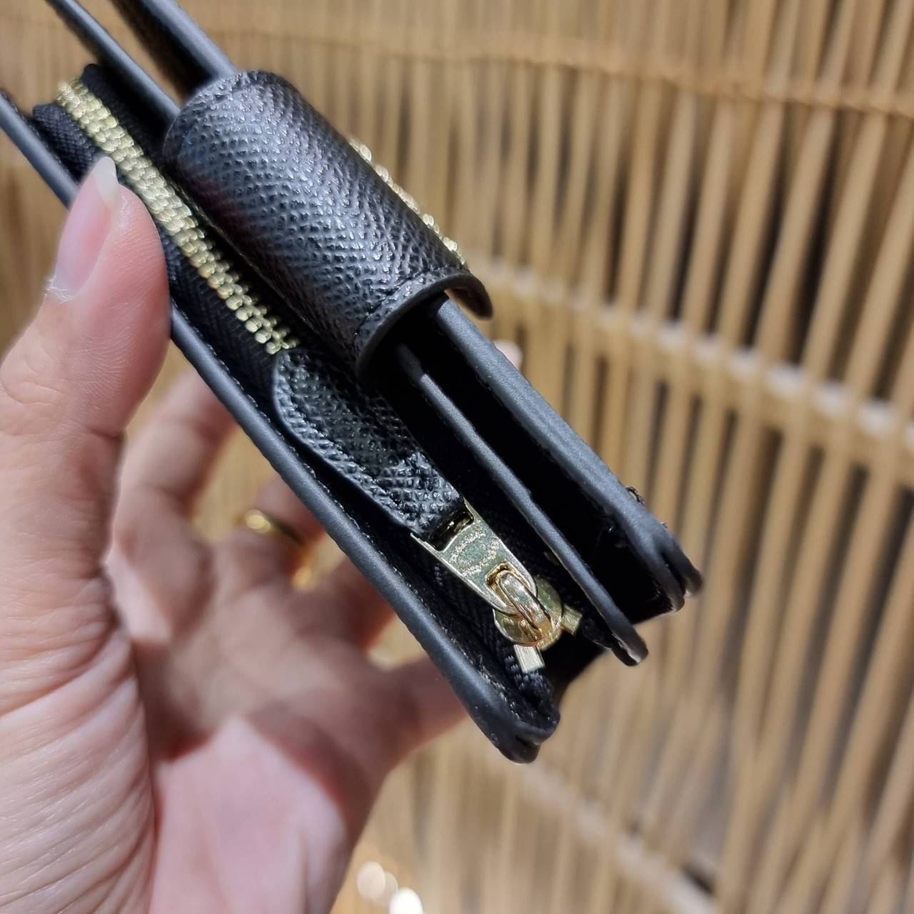 COACH 6390 MEDIUM CORNER ZIP WALLET เดอะเบสท์รุ่นที่สาวๆตามหา!! ดีไซน์ใหม่ สวยสะกด!! กระเป๋าสตางค์ใบกลาง สีคลาสสิค เรียบแต่แฝงความหรู บอกเลยว่ามันละมุนมาก!! ด้วยวัสดุหนัง crossgrain ที่ดูแลรักษาง่าย และยังดูผู้ดี ถือใช้แล้วขับผิวทุกสี ภายในมีช่องใส่บัตรแล