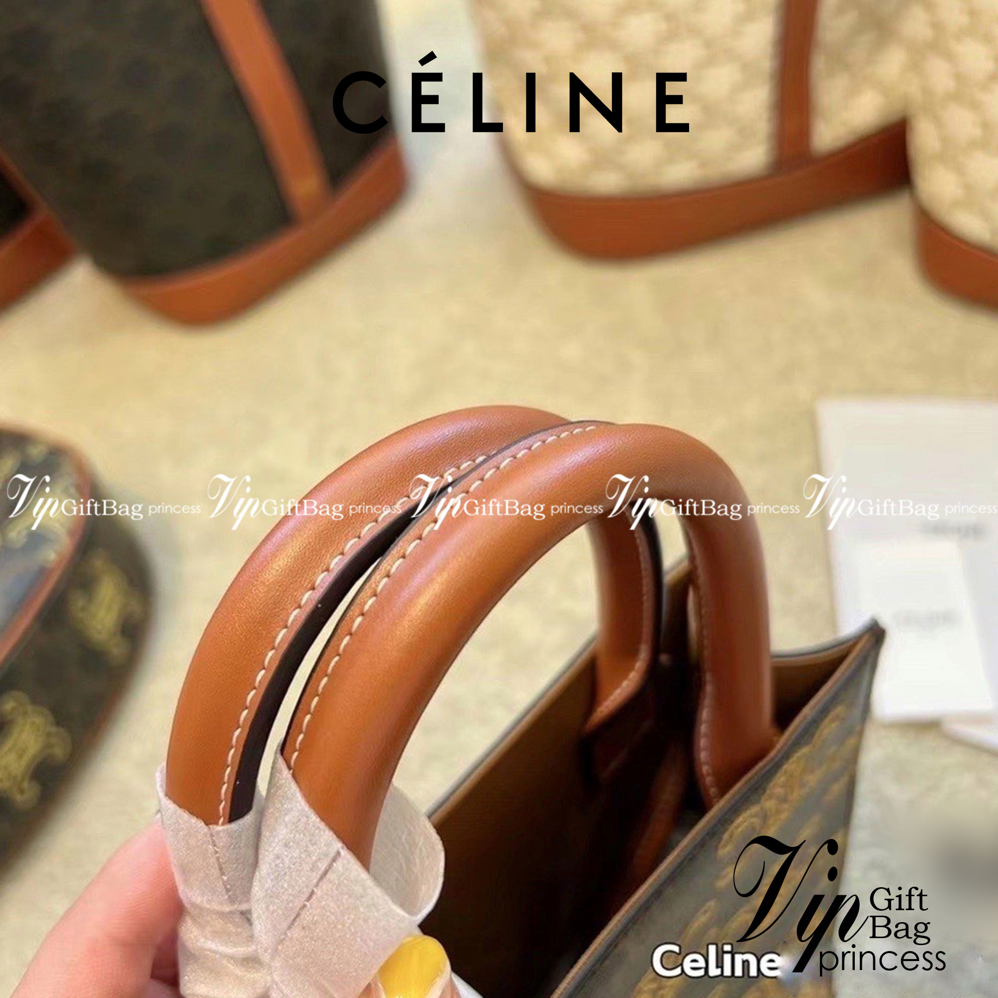 CELINE MINI HAND CARRY AND CROSSBODY BAG / CELINE MINI VERTICAL / Celine mini tote วัสดุ COATED CANVAS กระเป๋าสะพาย ทรงtote ใบเล็ก ทรงนี้คือทรงสุดฮิตใช้งานง่าย งานปั้มแบรนด์ทุกจุด ดีไซน์ทรงเหลี่ยมสวยหรูสุดคลาสสิคในสไตล์สาว Lisa ภายในโล่งกว้างใส่กระเป๋าสตา