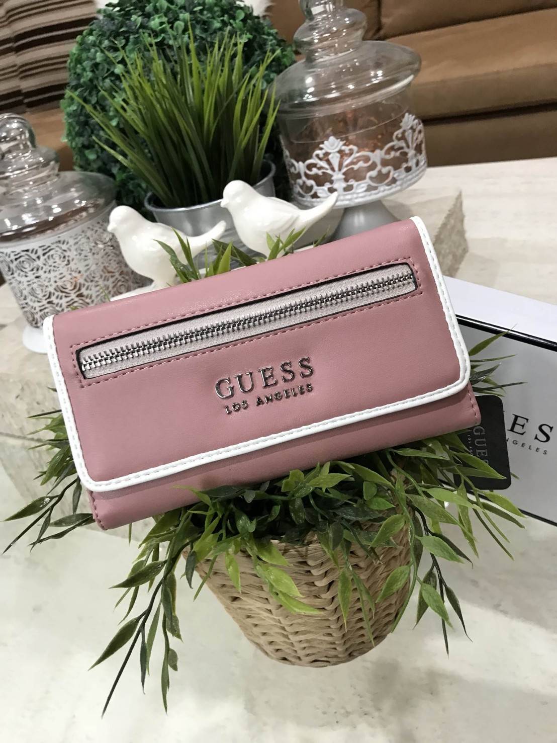 NEW ARRIVAL! GUESS FACTORY WOMEN'S WALLET 2018 กระเป๋าสตางค์หนังแกะสังเคราะห์แบบนิ่มสีชมพูตัดขอบขาวสวยลงตัว ด้านหน้าแต่งซิปพร้อมประดับโลโก้แบรนด์โดดเด่น ด้านหลังมีช่องซิป หัวซิปปั้มแบรนด์ เปิดปิดด้วยฝาปิด ภายในมีช่องใส่รูป ช่องใส่ธนบัตรและช่องใส่บัตร