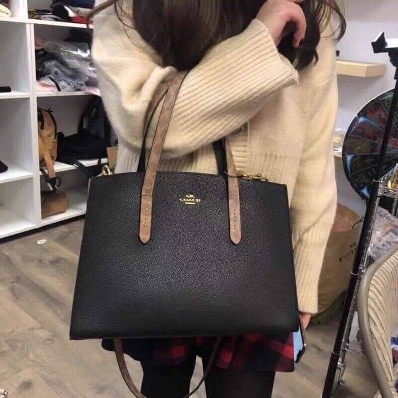 COACH CHARLIE CARRYALL IN SIGNATURE CANVAS (31210) ðšāđāļĢāļĩāļĒāļāļŦāļĢāļđ āļāļĨāļēāļŠāļŠāļīāļ//āļāļĢāļ°āđāļāđāļēāļāļ·āļ āļāļĢāļ°āđāļāđāļēāļŠāļ°āļāļēāļĒ āļāļĢāļ TOTE āļŠāļļāļāļŦāļĢāļđāļŦāļĢāļē āļāļĩāđāļāļāđāđāļāđ āđāļĄāđāļāļģāđāļ// āļ§āļąāļŠāļāļļāđāļāļāļ§āļēāļŠ āļāļŠāļĄāļŦāļāļąāļāđāļāđāļāļļāļāļ āļēāļāđāļĒāļĩāđāļĒāļĄ āļĢāļđāļāļāļĢāļāđāļāļāđāļāđāļ āļĨāļēāļĒ SIGNATURE āļŠāļ§āļĒāļĄāļēāļ// āļāđāļēāļāđāļāļĄāļĩ 2 āļāđāļāļāđāļĨāđāļāļāļ§āđāļēāļ āđāļĨāļ°āļāļĩāļ 1 āļāđāļāļāļāļīāļāļ