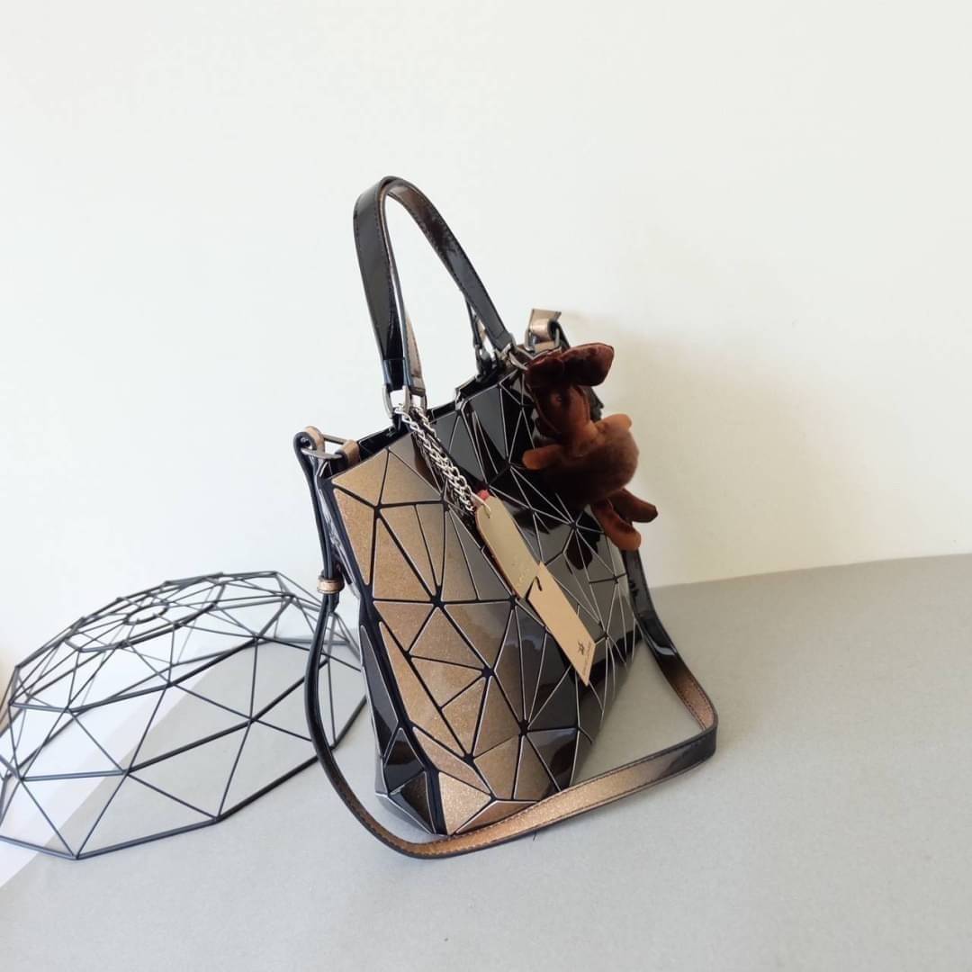 David Jones กระเป๋าสะพายข้างดีไซน์เกร๋มาก สีสวยหรูมาก ขนาดกะลังดีเลย น้ำหนังเบามากคะ ภายในมีช่องเก็บของจุกจิกได้ ฟรีตุ๊กตากระต่ายDV