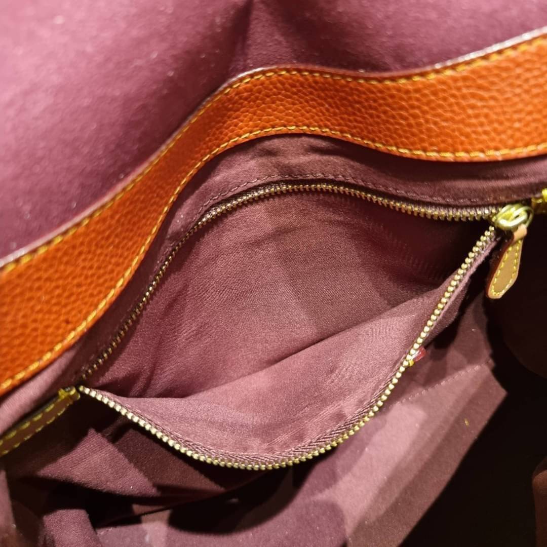 COACH Coated Canvas Signature May Shoulder Bag พร้อมส่งที่ไทย คัดงานคุณภาพ จัดเต็มมาให้ต่อนรับปีใหม่นี้ค่าา ✔️กระเป๋าหิ้ว//คล้องไหล่//สะพายข้างได้ ใบใหญ่ สุดคุ้ม! ✔️หนังแท้ชั้นดีที่สุด หนังหนานิ่ม รู้สึกได้ตอนสัมผัสค่ะ สวยมากๆ ✔️ด้านห