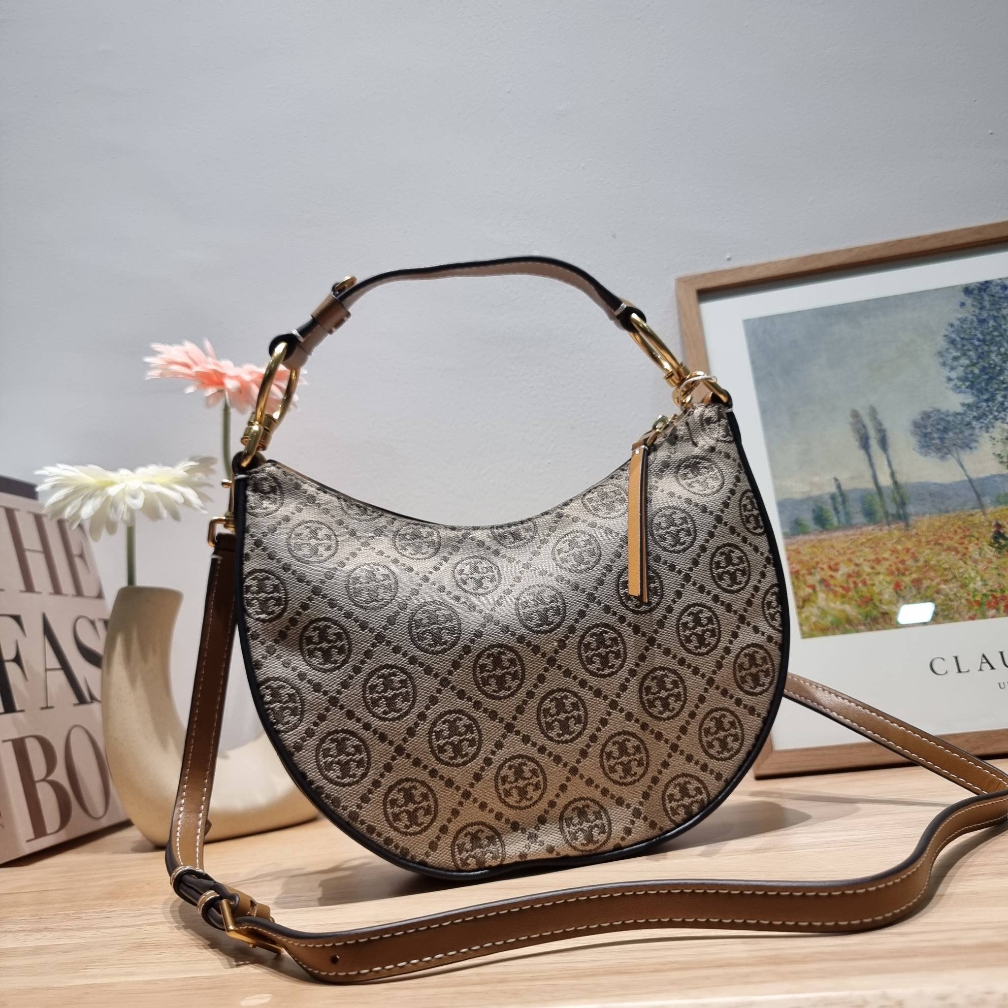 Tory Burch T Monogram Mini Crescent Bag / TORY BURCH T MONOGRAM MINI JACQUARD CRESCENT BAG ร้อนแรงกว่านี้ไม่มีแล้ว กับไอเท็มที่เซเลปรีวิวเยอะมาก!! สาวๆตามหากันไปอีก กระเป๋าทรง half moon ที่ดีไซน์บนผ้า jacquard ลวดลายซิกเนเจอร์ เรียบหรู ผู้ดีมากแม่!