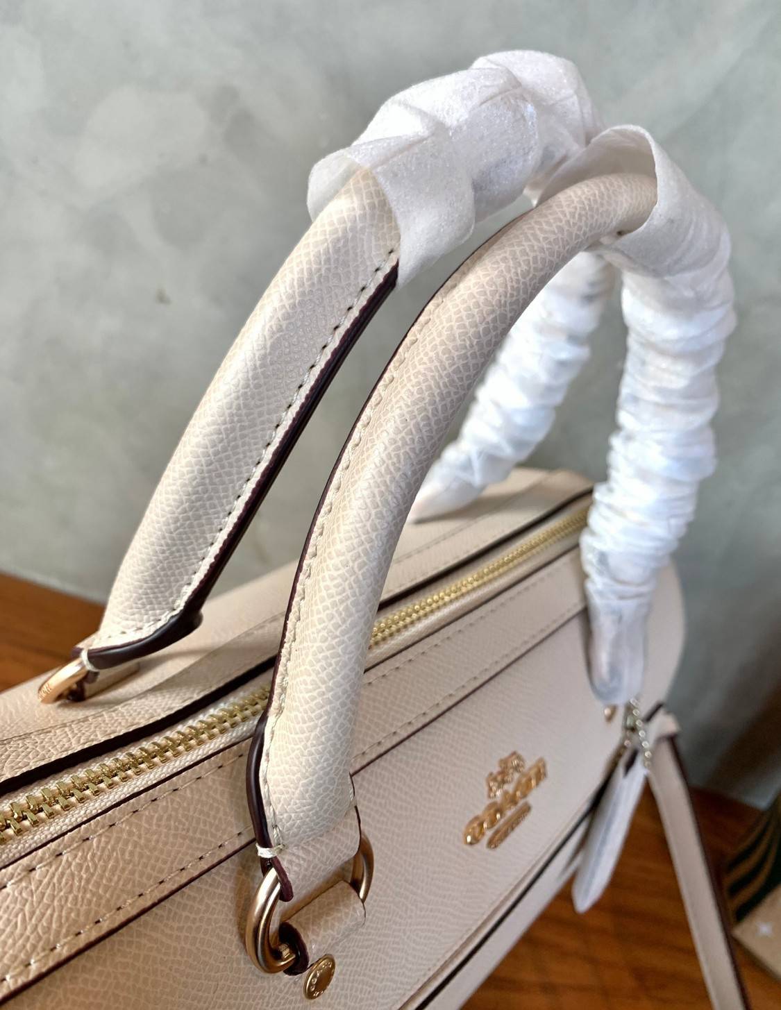 COACH ROWAN SATCHEL BAG ((79946)) กลับมาอีกครั้ง พร้อมสีหายากค่ะ! กระเป๋าหิ้วทรงหมอนสุดฮิตของสาวๆ//สะพายข้างได้ หนังแท้ ลายหนังสวย ทรงสวย ด้านหน้ามีช่องซิปให้หนึ่งช่อง เปิดปิดช่องหลักแบบซิป ภายในกว้างใส่ของจำเป็นของสาวๆได้ครบ มีช่องเล็กและช่องซิปใส่ของจุก