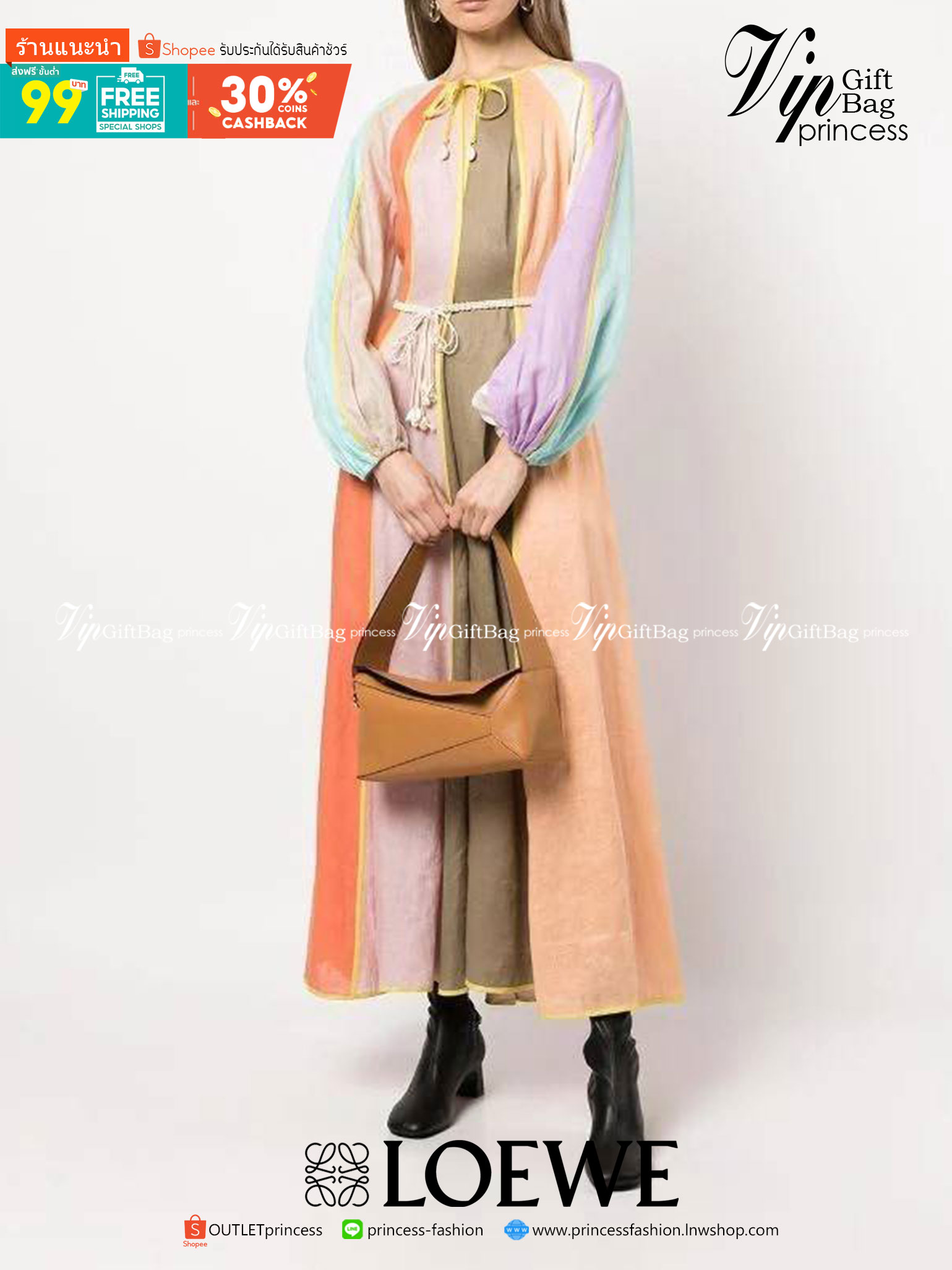 Loewe Puzzle Hobo bag กระเป๋ารุ่น Puzzle มีความพิเศษในหลายด้าน ไม่ว่าจะเป็นรูปทรงที่แปลกใหม่ มินิมอลด้วยโลโก้อนาแกรมแบบประทับ ดูหรู เป็นกระเป๋า Unisex ที่ไม่ว่าคุณจะเป็นผู้หญิงหรือผู้ชายก็ใช้งานได้ ลายกระเป๋าได้มาจากการนำหนังมาเย็บต่อกันทั้งหมด ถึงแม้ว่าข