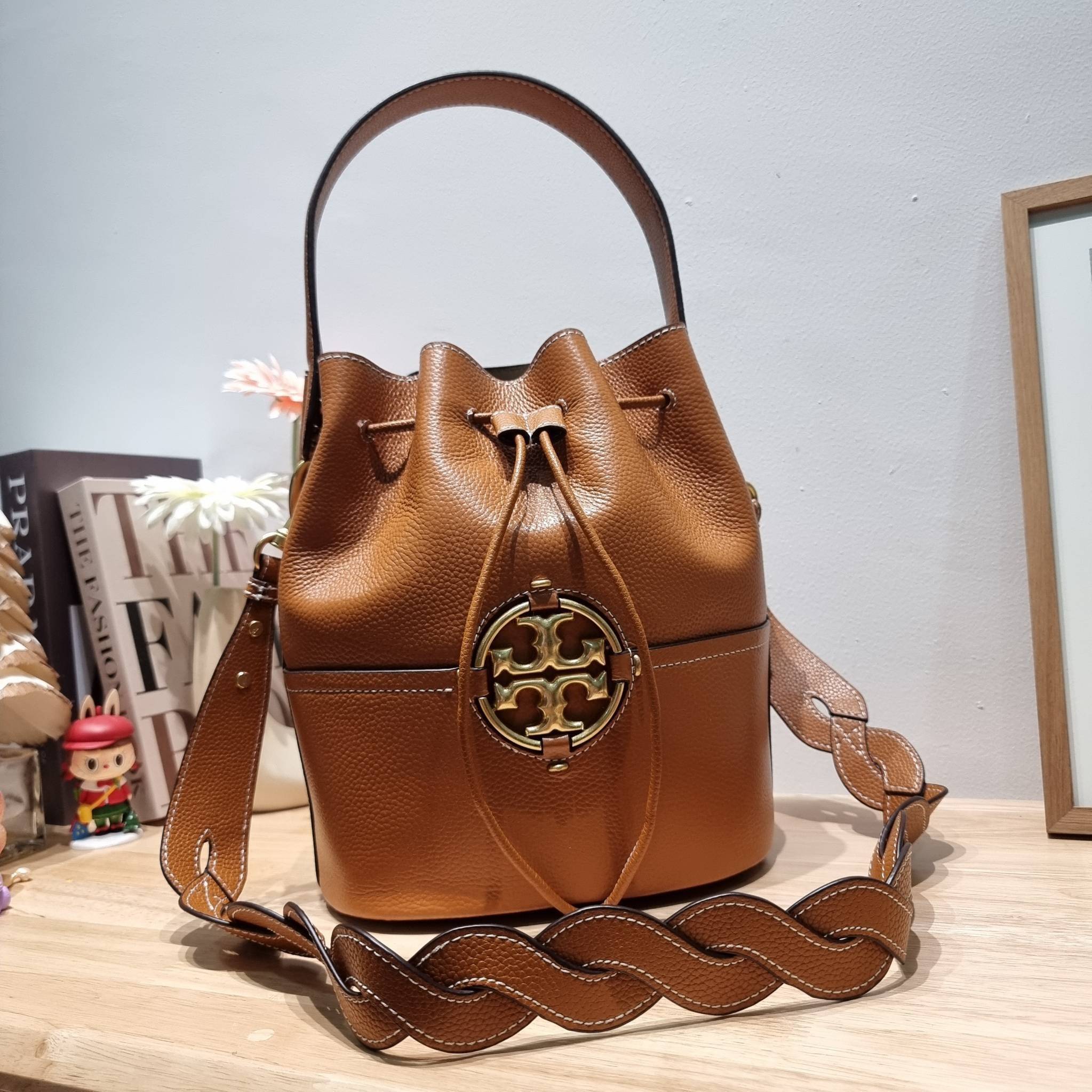 TORY BURCH MILLER BUCKET BAG / Tory Burch Bag รุ่นยอดนิยม สวยหรู ดูผู้ดี กับกระเป๋าสะพายบัคเก็ตใบใหญ่ โดดเด่นด้วยโลโก้สีทอง รูปทรงคลาสสิค