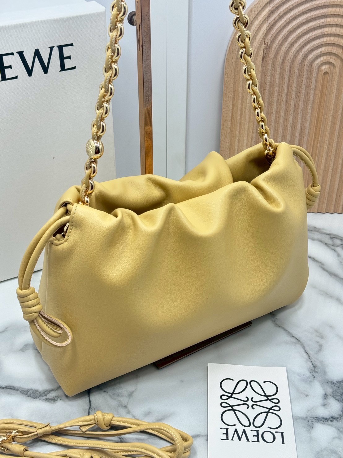 ORI หนังแท้ | Medium Loewe Flamenco purse in mellow nappa leather 30cm กระเป๋าสะพายทรงคลัช เรียบหรูดูแพง เรียบง่ายใช้งานสะดวก หนังแนปป้าให้สัมผัสนุ่มสบายผิว มาพร้อมสายสะพายร้อยห่วงหรูหรา