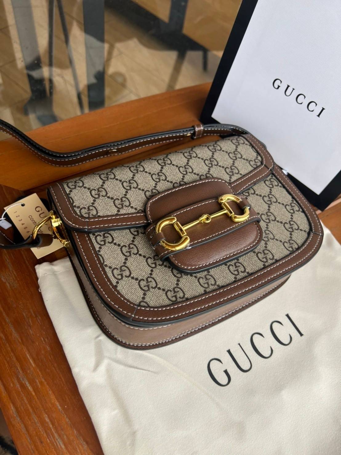 Gucci Horsebit Shoulder Bag กระเป๋าสะพายไหล่ วัสดุผ้าใบ GG Superme ตัดแต่งหนังแท้ สายสะพายไหล่ปรับระดับได้ ด้านในมี 1 ช่องซิป อะไหล่ทองหรูหรา ดาราเซเลปใช้เพียบ ไม่มีเอ๊า เรียบหรูดูแพงสุดๆค่า