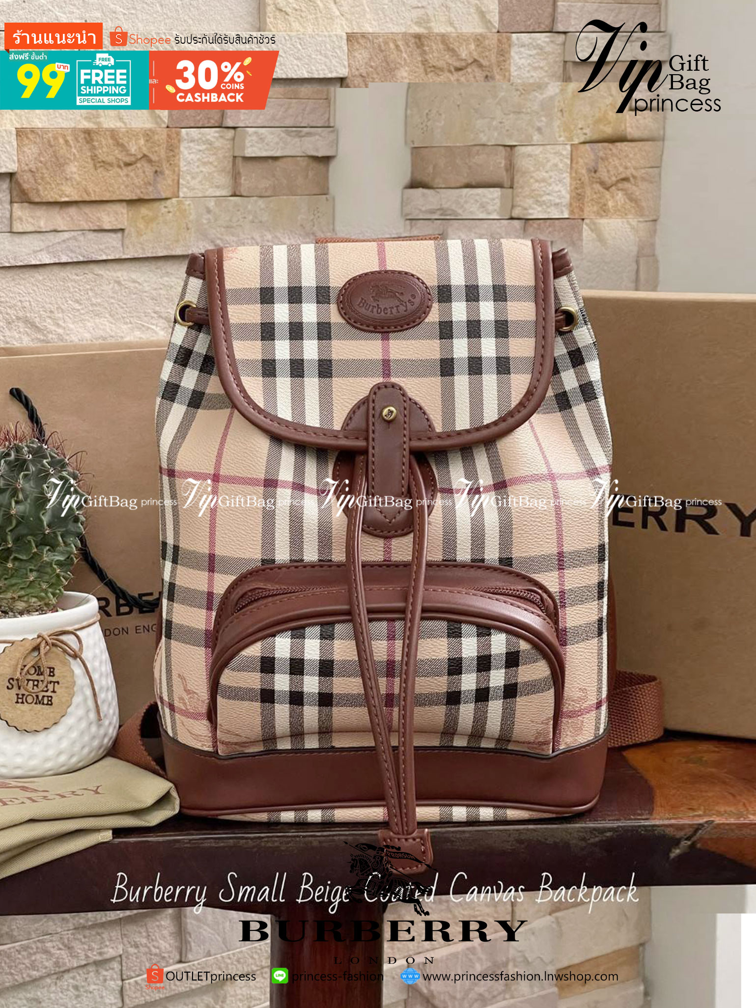 Burberry Small Beige Coated Canvas Backpack ไม่ว่าจะวันธรรมดาหรือวันไปเที่ยว เพียงแค่สะพายกระเป๋าเป้ใบนี้ติดตัวไปด้วย ก็เพิ่มความมีสไตล์ให้กับตัวเองได้แล้ว ด้วยรูปทรงและลายตารางอันเป็นสัญลักษณ์ของแบรนด์ สวยและแลดูคลาสสิค ด้วยความที่เป็นแบบสะพายกับไหล่ทั้ง