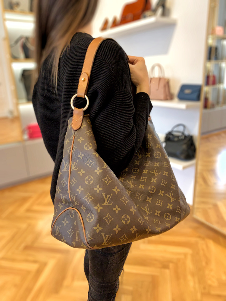 Louis Vuitton Monogram Delight Canvas / LV Delight Tote Bag กระเป๋าสะพายข้างทรงสูงใบใหญ่หนังแกะสังเคราะห์ หูหิ้วปั้มโลโก้ ด้านในมี1ช่องซิป 1ช่องใส่ของจุกจิ๊ก มาพร้อมกระเป๋าเล็กน่ารักใส่ตังค์ คุ้มสุดๆ อะไหล่ทองหรูหรา มีสายยาว ถอดสายได้ ปรับระดับได้ จุของได