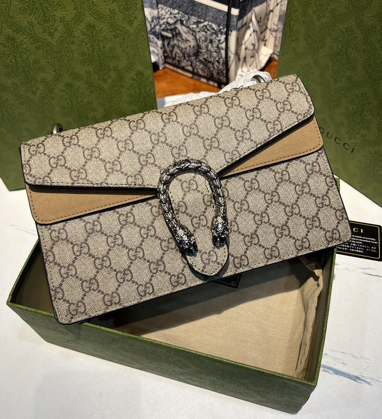 28CM / 11" หนังแท้ GUCCI Dionysus small GG shoulder bag ฮอตไอเท็ม รุ่นนี้ขายดีขายหมด สวยหรู คุณหนู ผู้ดีมาก!! นานๆ มาจะมาน้าา รุ่นหายากค่ะ กระเป๋าสะพายข้าง ดีไซน์อยู่ทรง ขนาดกำลังสะดวกใช้สำหรับสาว วัสดุหนังแท้เต็มใบ ภายในแบ่งสัดส่วนได้เป็นอย่างดี งาน