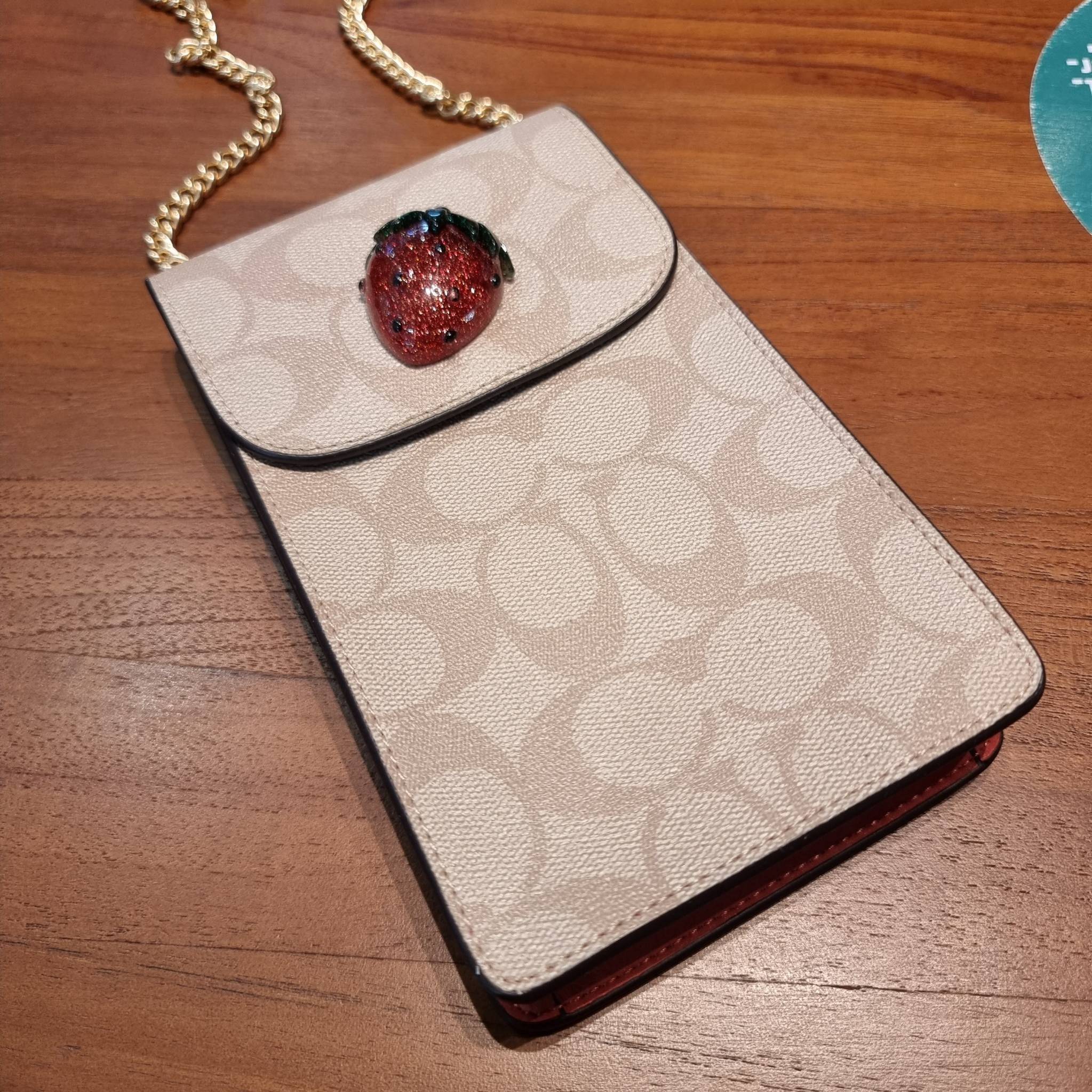 COACH F73486 NORTH/SOUTH PHONE CROSSBODY IN SIGNATURE CANVAS WITH FRUIT 🍒🍓🍋 แจกความสดใสกันอีกครั้ง!! กับกระเป๋าสะพายเอนกประสงค์ Case phone ใส่โทรศัพท์มือถือได้ทุกรุ่น ดีไซน์ลายผลไม้ฉ่ำๆ สวยมีเสน่ห์ 💖 วัสดุหนังแคนวาสคุณภาพ ฝ