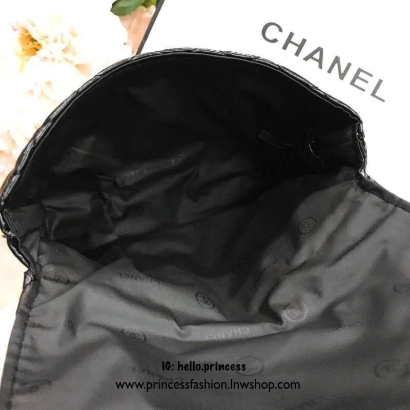 Chanel Waist Bag Gift With Purchase (GWP) กระเป๋าสะพายคาดเอวหรือคาดอก vip. gift ของแท้จาก Chanel Perfume Counter รุ่น Limited Edition วัสดุหนังนิ่มลายตาราง ทรงเหลี่ยมมีโลโก้ด้านหน้า เปิดปิดด้วยฝาปิด กระดุมแม่เหล็ก ภายในโล่ง ซับในลายเเบรนด์ ใส่มือถือได้ทุก