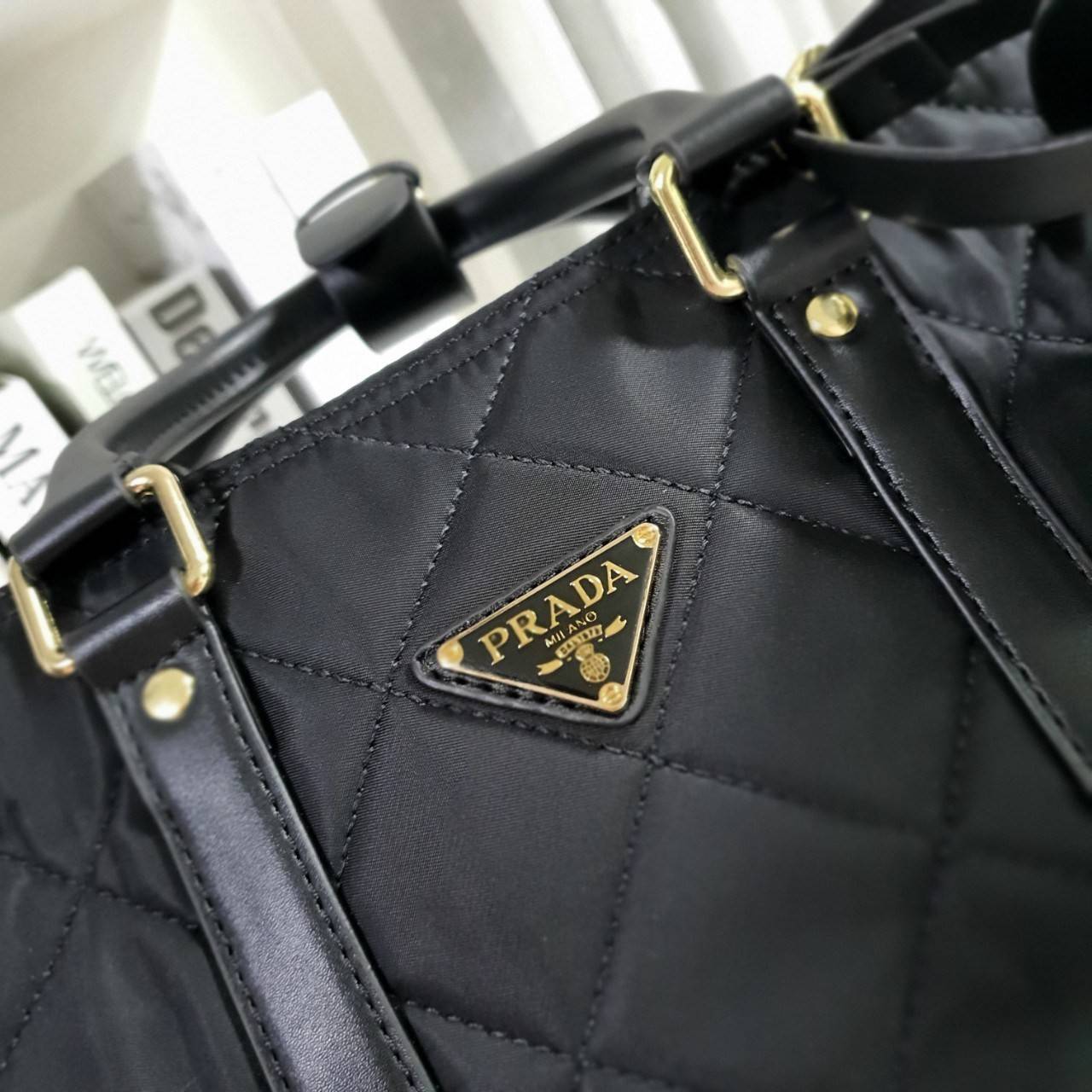 PRADA TRAVEL BAG **ทรงหมอนในตำนาน จะใช้อีกกี่ปีทรงนี้ก็ยังฮิตตลอดคะ กับงานพรีเมียมกิ้ฟท์ แบรนด์ PRADA ทรงหมอนลายตาราง อยู่ทรงสวยๆ จุของได้เยอะคะ Ipad เครื่องสำอางค์ ขวดน้ำ เหมาะสำหรับสาวๆ มากคะ ขนาดกำลังดีไม่ใหญ่เกินไป ถือสวยๆออกงานได้สบายคะ ตัวกระเป๋าอะไ