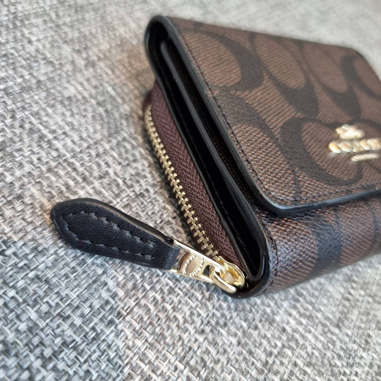 OUTLET 】COACH F41302 SMALL TRIFOLD WALLET IN SIGNATURE CANVAS สวยคลาสสิค พกพาง่าย ใบเล็กน่ารักน่าใช้ ต้องยกให้ใบนี้จ้า 💗💋 ตอบโจทย์คนชอบพกน้อยที่สุด!! กระเป๋าสตางค์ใบสั้นหนังแคนวาสเคลือบคุณภาพดี ภายในเป็นหนังแท้ ใส่บัตร ใส่ธนบัตรได้ทุกชนิด 