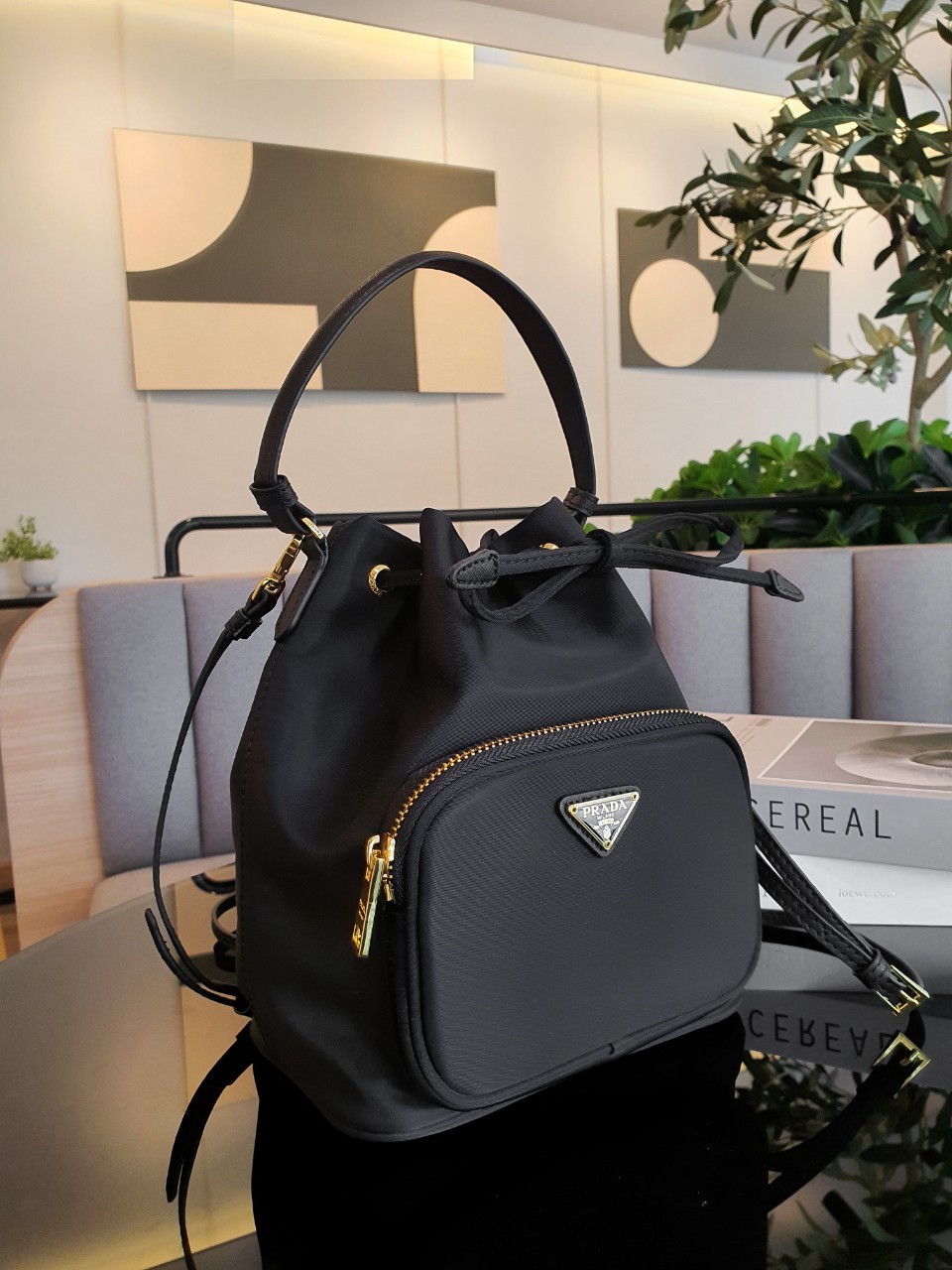 Prada Nylon Bucket Bag Black ใครๆก็หลงรัก **ทรงขนมจีบน่ารัก 🐰 กระเป๋าผ้า PRADA NYLON SILK เนื้อหนา ตัวกระเป๋าอยู่ทรงสวย ซับในอย่างดี จุดเด่นคือ กระเป๋าสามารถ จุของได้เยอะมาก น้ำหนักเบา