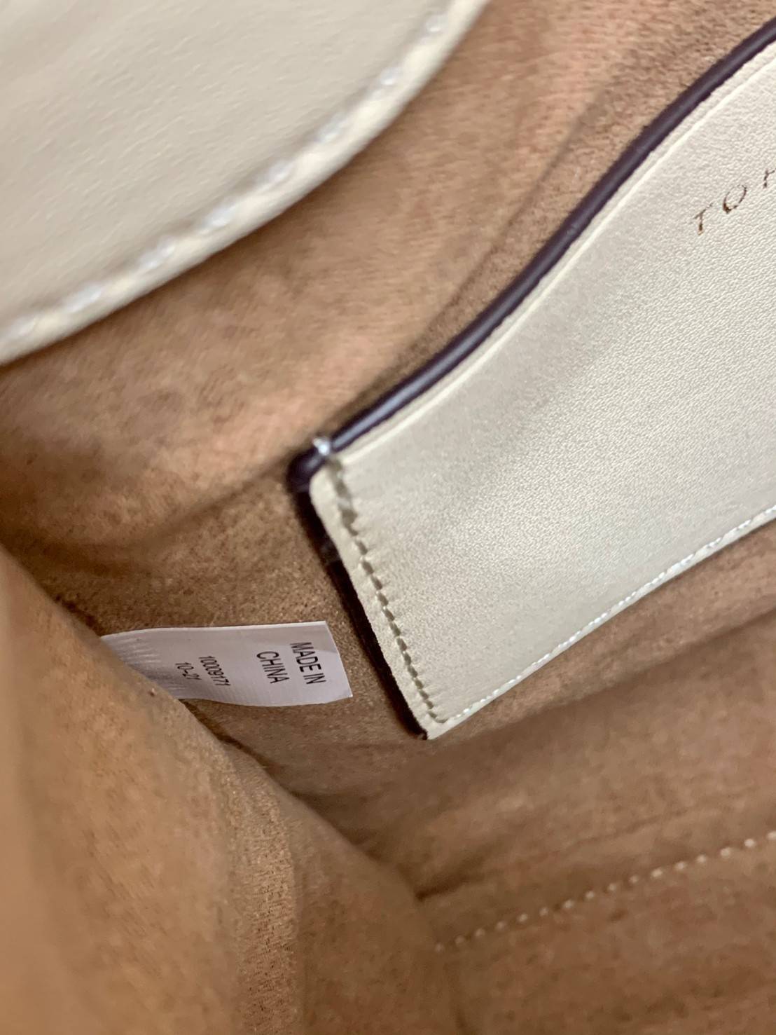 สีใหม่ล่าสุด ผู้ดีมาเลยยจ้าา จำนวนจำกัด! TORY BURCH T MONOGRAM CONTRAST EMBOSSED MINI TOTE 🥂พร้อมส่ง มาอัพลุคให้ดูดีไปพร้อมๆกัน กับกระเป๋าทรงTote ที่ไม่ว่าวันไหนๆ ใบนี้เอาอยู่เลยค่ะ