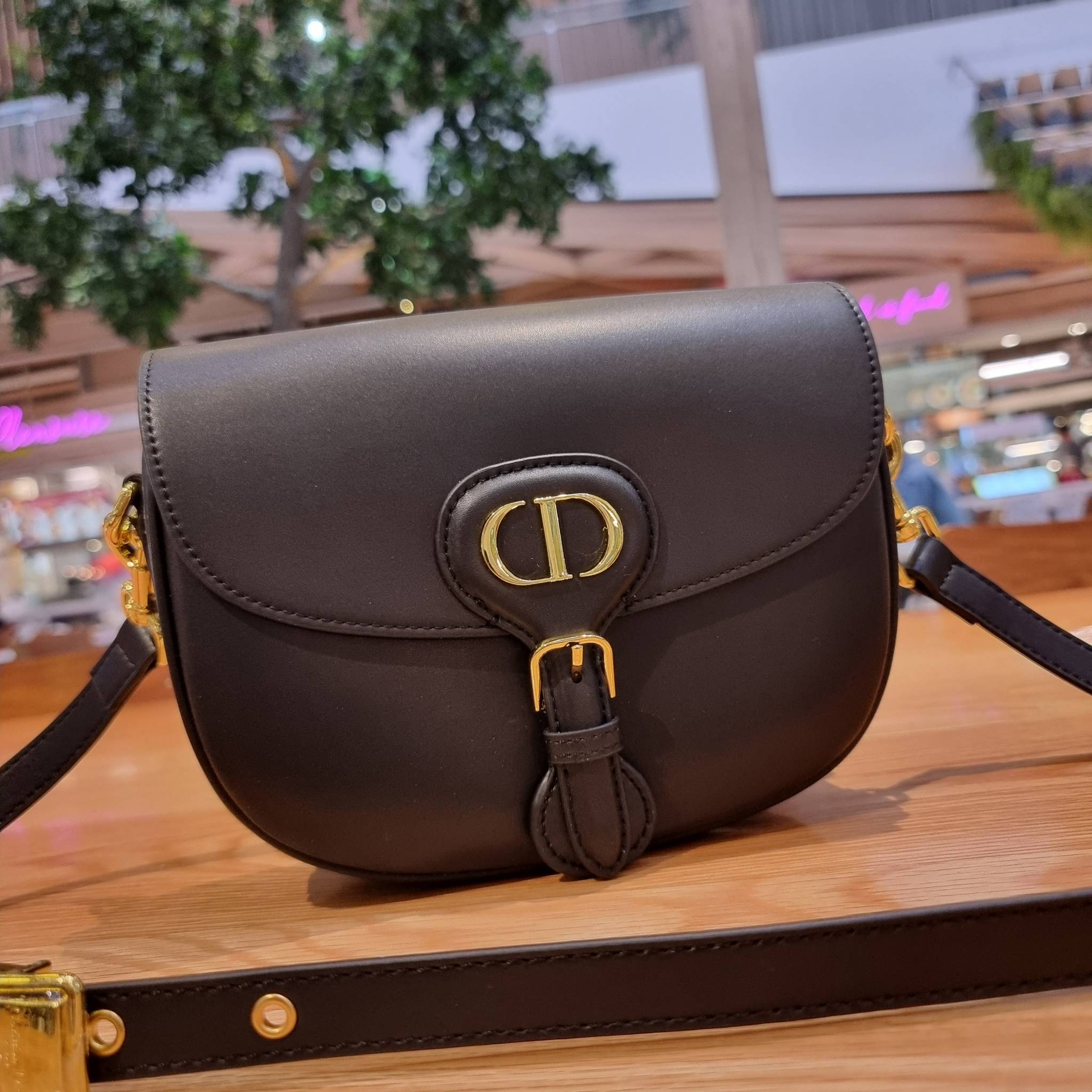 DIOR CD MEDIUM BOBBY BAG กระเป๋าสะพายข้างพรีเมี่ยมกิ๊ฟทรงสวย ดีไซน์ย้อนยุค เป็นเอกลักษณ์ไม่เหมือนใคร เปิด-ปิดด้วยกระดุมแม่เหล็ก ใช้งานง่าย อะไหล่ทองดูหรู ภายในเป็นช่องโล่ง มาพร้อมสายสะพาย crossbody ถอดออกได้ ปรับได้ จะถือเป็นคลัทช์ออกงานก็ได้ สะพายไปทำงาน