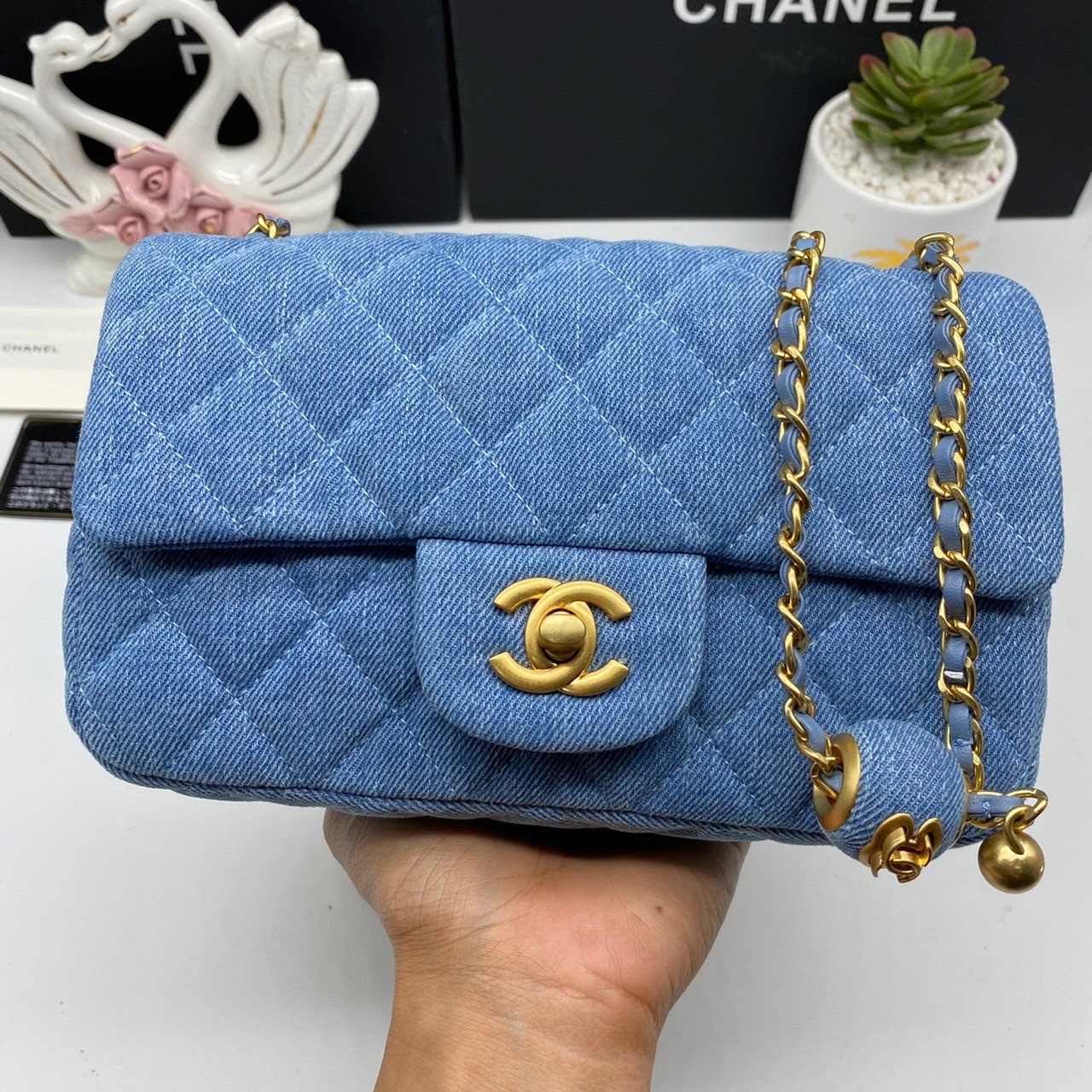CHANEL Flap Bag Denim Pearl Gold Hardware 20cm พร้อมส่งที่ไทย วัสดุผ้าเดนิมสีน้ำเงินแท้ พร้อมฮาร์ดแวร์โทนสีทองโบราณ และมีฝาปิดด้านหน้าปิดแบบเทิร์นล็อค CC ซิกเนเจอร์ของแบรนด์ ภาพสินค้าถ่ายจากงานขายจริง ใช้งานต่างประเทศได้