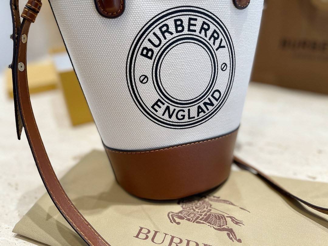 BURBERRY MINI CANVAS CROSSBODY BAG *งานหรูมาก 👑👑 สินค้าพรีเมียมกิ้ฟท์เคาเตอร์น้ำหอมต่างประเทศ กระเป๋าทรง CROSSBODY ใบขนาดกำลังดี *ผ้าแคนวาสคาดหนังวัวแท้ อะไหล่ทอง ปักโลโก้แบรนด์ด้านหน้า ด้านในเปิดปิดด้วยกระดุมคาด สามารถใส่กระเป๋าสตางค์สั้น