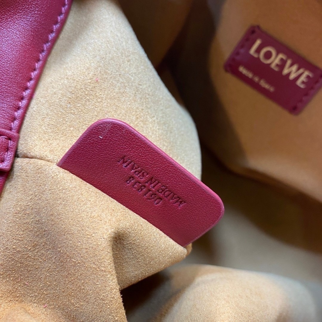 Loewe Medium Flamenco purse in mellow nappa ใหม่ล่าสุด กับแบรนด์หรู กระเป๋าสะพายงานหนังเต็ม หนังแท้สวยมาก ให้สัมผัสนุ่มสบายผิว มาพร้อมสายสะพายร้อยห่วงสีทองหรูหรา ตัดกับสีกระเป๋าสวยงามได้อย่างลงตัว