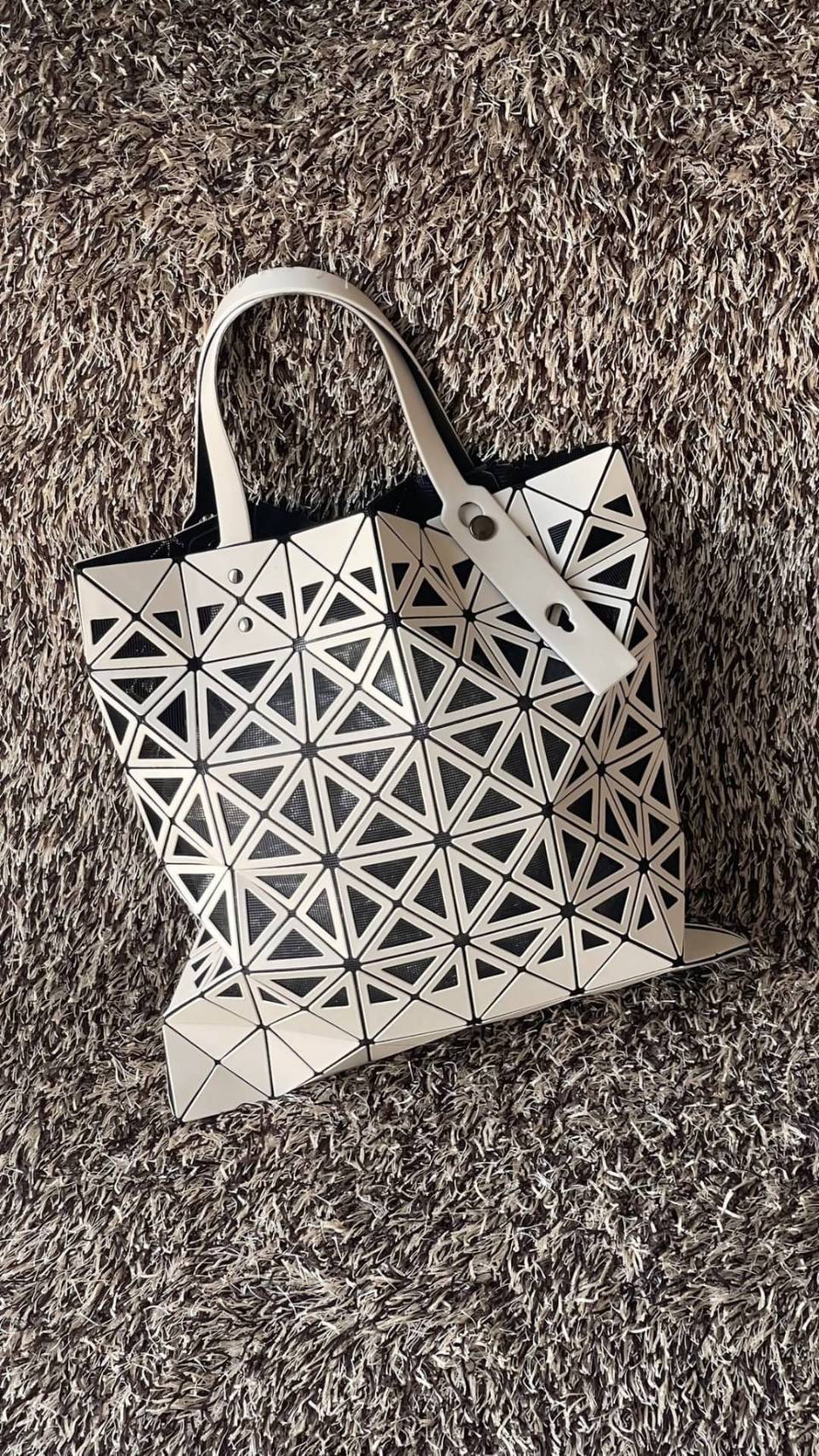 Baobao issey miyake frame tote 6x6 / MIYAKE Frame Mesh Tote Bag กระเป๋าที่มองทะลุได้เหมือนตะกร้าและให้ความรู้สึกสดชื่น