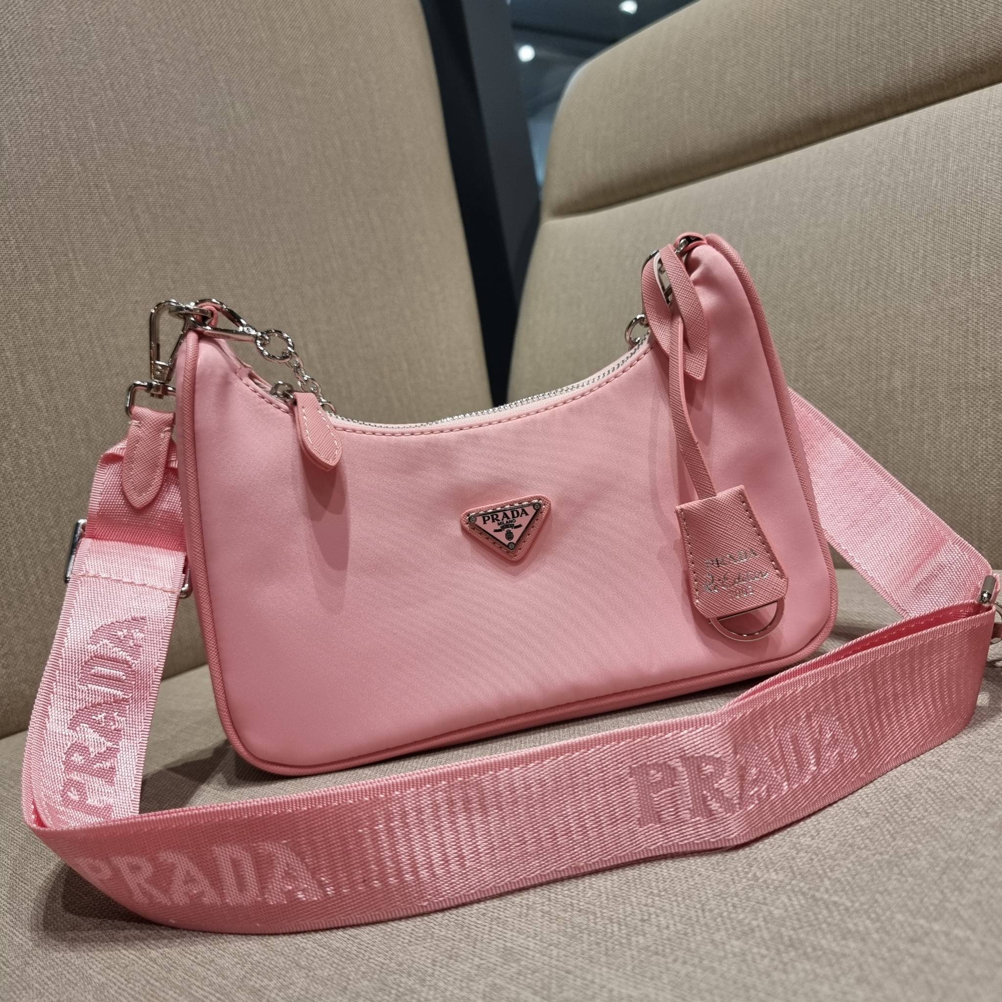VIP 🥂 PRADA RE-EDITION 2005 RE-NYLON SHOULDER BAG ไอเท็มสุดปัง ที่ฮิตตลอดกาลไม่ว่าจะปีไหนๆ จัดให้ครบทั้งสีขายดีและสีใหม่ล่าสุด ที่สายคุณหนูห้ามพลาด!! กับกระเป๋าสะพายทรงคลาสสิค เหมาะเป็น everyday bag มากๆ วัสดุผ้าไนล่อนคุณภาพ พร้อมใบลูก ไว้ใส่เหรีย