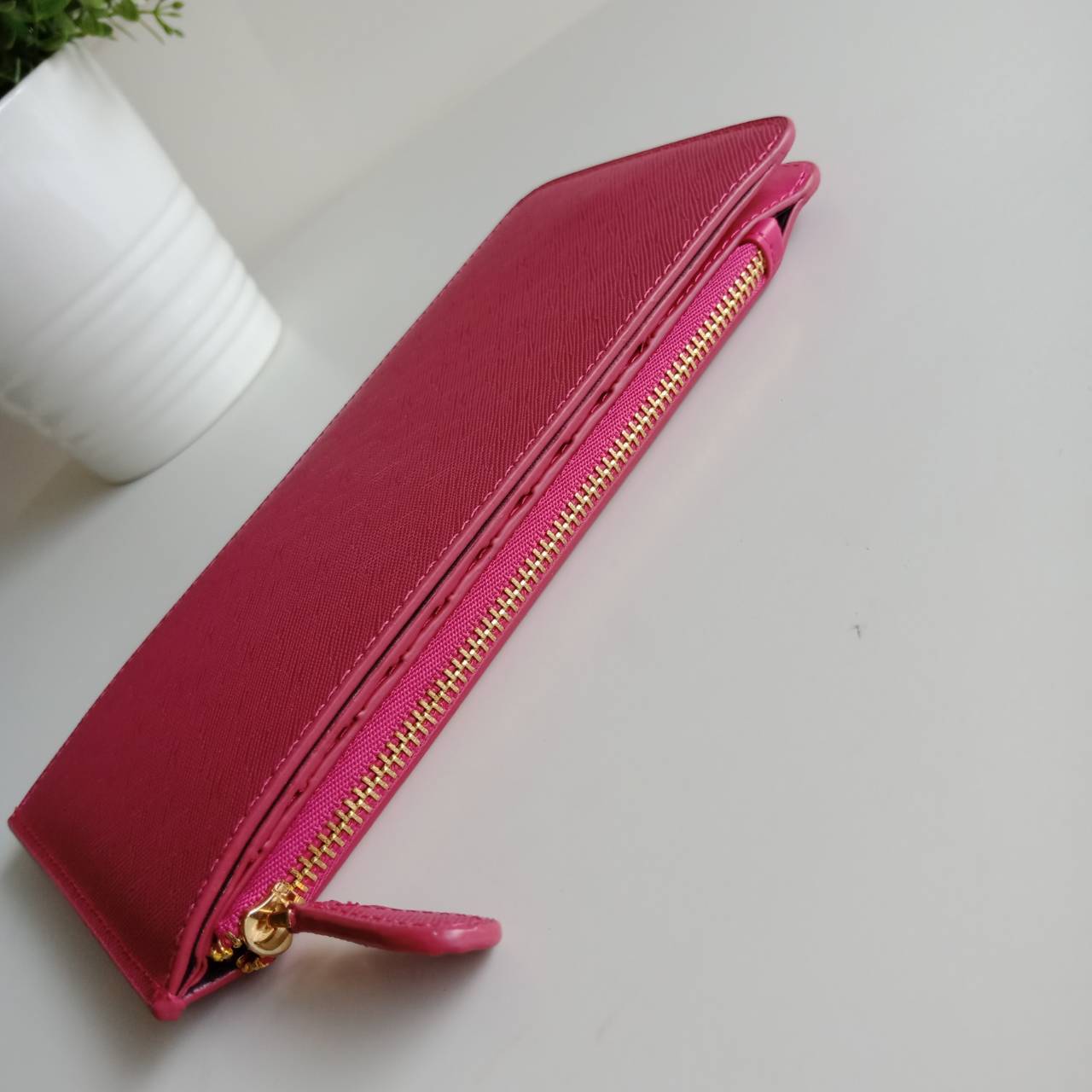 Best Seller รุ่นขายดีเว่อร์วัง♡♡ **สำหรับคนชอบใส่บัตรเยอะ แนะนำรุ่นนี้คะ งานพรีเมี่ยมกิ้ฟท์จากเค้าเตอร์ต่างประเทศ กลับมาพร้อมส่งครบสี อีกครั้งค่า กระเป๋าสตางค์ทรงสวย สะดุดตา หนังสัมผัส Safiano จากแบรนด์ PRADA มีช่องใส่นามบัตรมากถึง 16 ช่อง ด