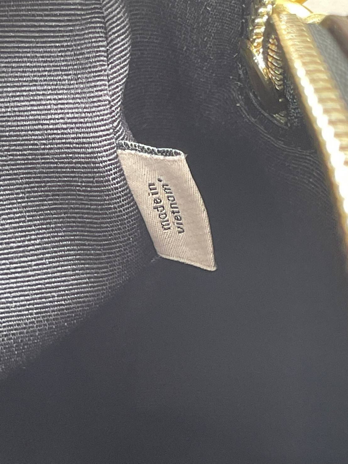 COACH Signature Canvas Rowan Satchel Crossbody จุดเด่นของกระเป๋าทรงsatchel bag คือรูปทรงของกระเป๋าดูแข็งแรง มั่นคง ไม่เสียทรงง่าย มาพร้อมหูหิ้วที่ด้านบนของกระเป๋า ลายแคนวาสที่เป็นซิกเนเจอร์แบบเอกลักษณ์ ช่องใช้งานทุ้งภายในและภายนอก นอกจากนี้ กระเป๋าประเภทน