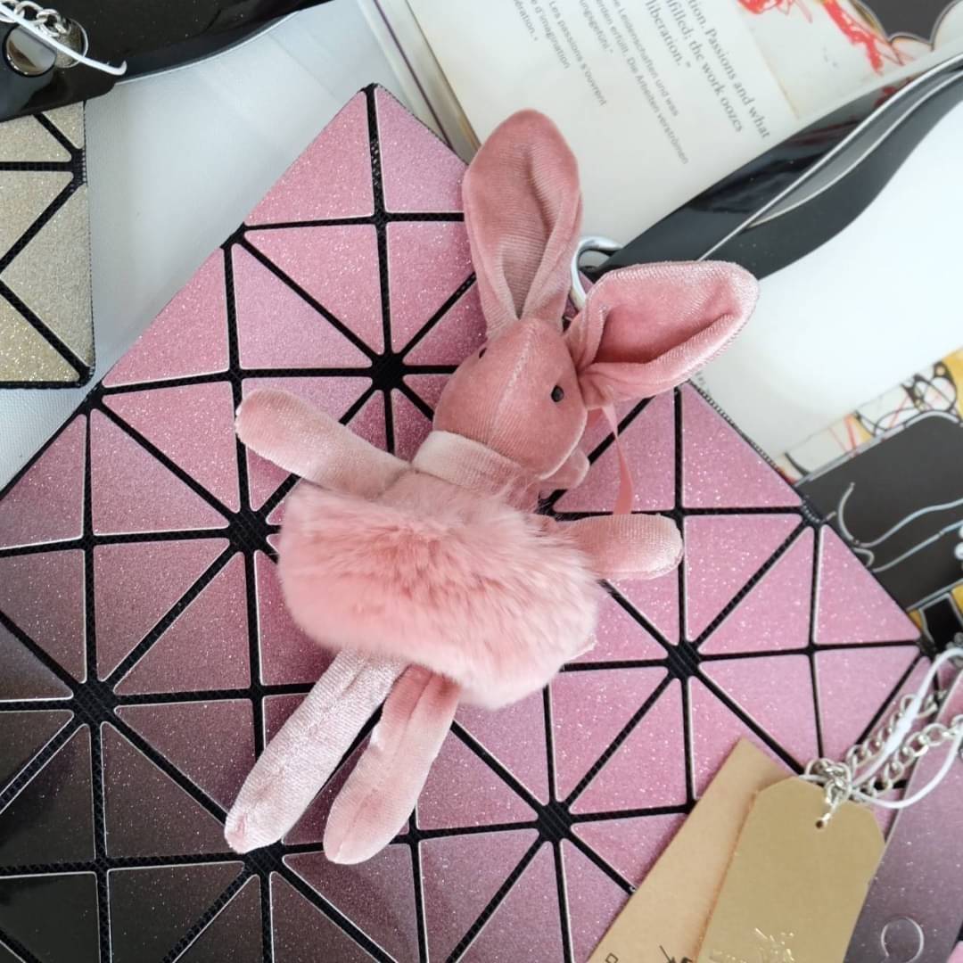 David Jones รุ่น Candy color ใบนี้ มาพร้อมกับน้องกระต่าย สีเข้า set กับกระเป๋าคะ