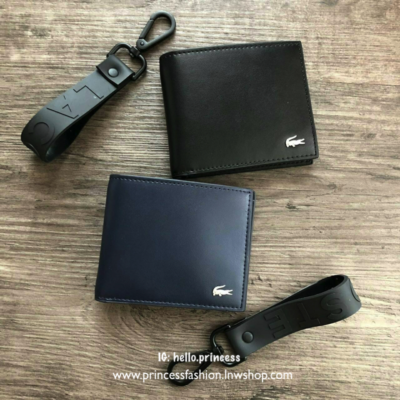 LACOSTE Short Wallet with Key Set กระเป๋าสตางค์ใบสั้น Set สุดคุ้มมอบให้เป็นของขวัญหรือใช้เองก็แนะนำค่ะ อุปกรณ์ : มาพร้อมพวงกุญแจ + ถุงกระดาษแบรนด์ + กล่องแบรนด์