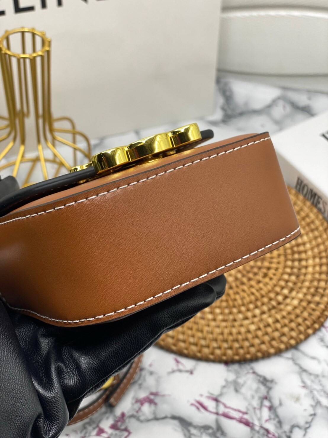 หนังแท้ CELINE MINI TRIOMPHE IN TRIOMPHE CANVAS AND CALFSKIN ใบเล็กน่ารัก งานหนังแท้ทั้งใบ กระเป๋ามินิทรงชิค ดีไซน์รูปกล่องสุดแสนมินิมอล สามารถสะพายแบบ Crossbody และยังเป็น Belt Bagได้อีกด้วย แบบไม่มีตกยุค ด้านหน้าโดดเด่นด้วยโลโก้สีทอง เป็นอีกหนึ่งตัวเลือ