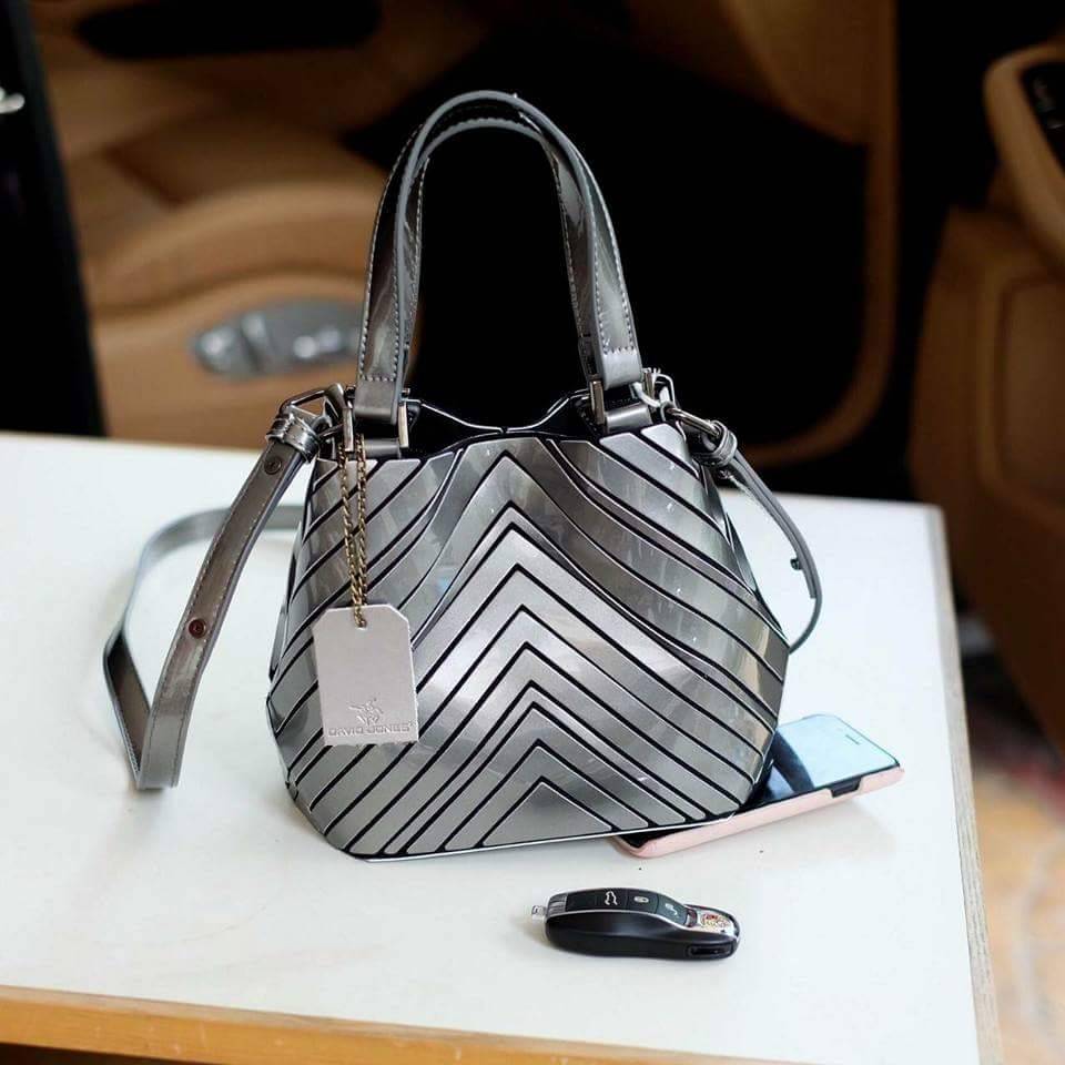 David Jones mini tote bag New arrival & Limited edition กระเป๋าถือหรือสะพาย ลายสวย V shape look modern ปรับใช้ได้ 2 ทรง น้ำหนักเบา ใส่กระเป๋าสตางค์ยาวได้ค่ะ มีช่องเล็กใส่ของจุกจิก ใบนี้ mix & match ได้ทุก look ค่ะ #OBSDAVIDJONES